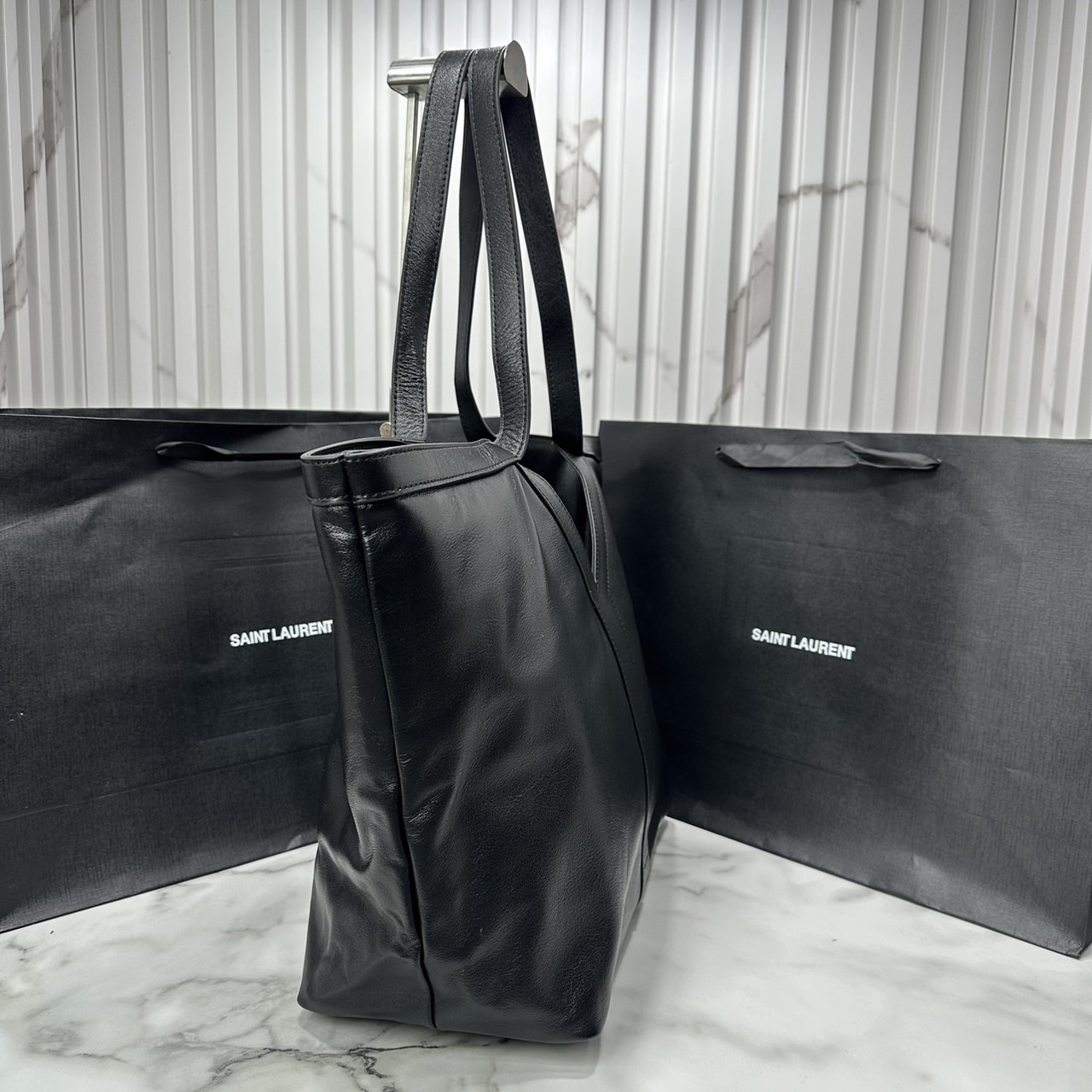 YSL Y TOTE IN LEATHER BAG กระเป๋าสะพายทรงโท้ทใบใหญ่ รุ่นใหม่ล่าสุด งานหนังแท้สวยเต็มใบ ดีไซส์เรียบหรูดูแพงอย่างแท้จริง ภายในโล่งกว้างมาก จุของได้เยอะสุด เอาใจสายแบกแต่ยังคงความหรูไว้ในตัวอย่างแน่นอน