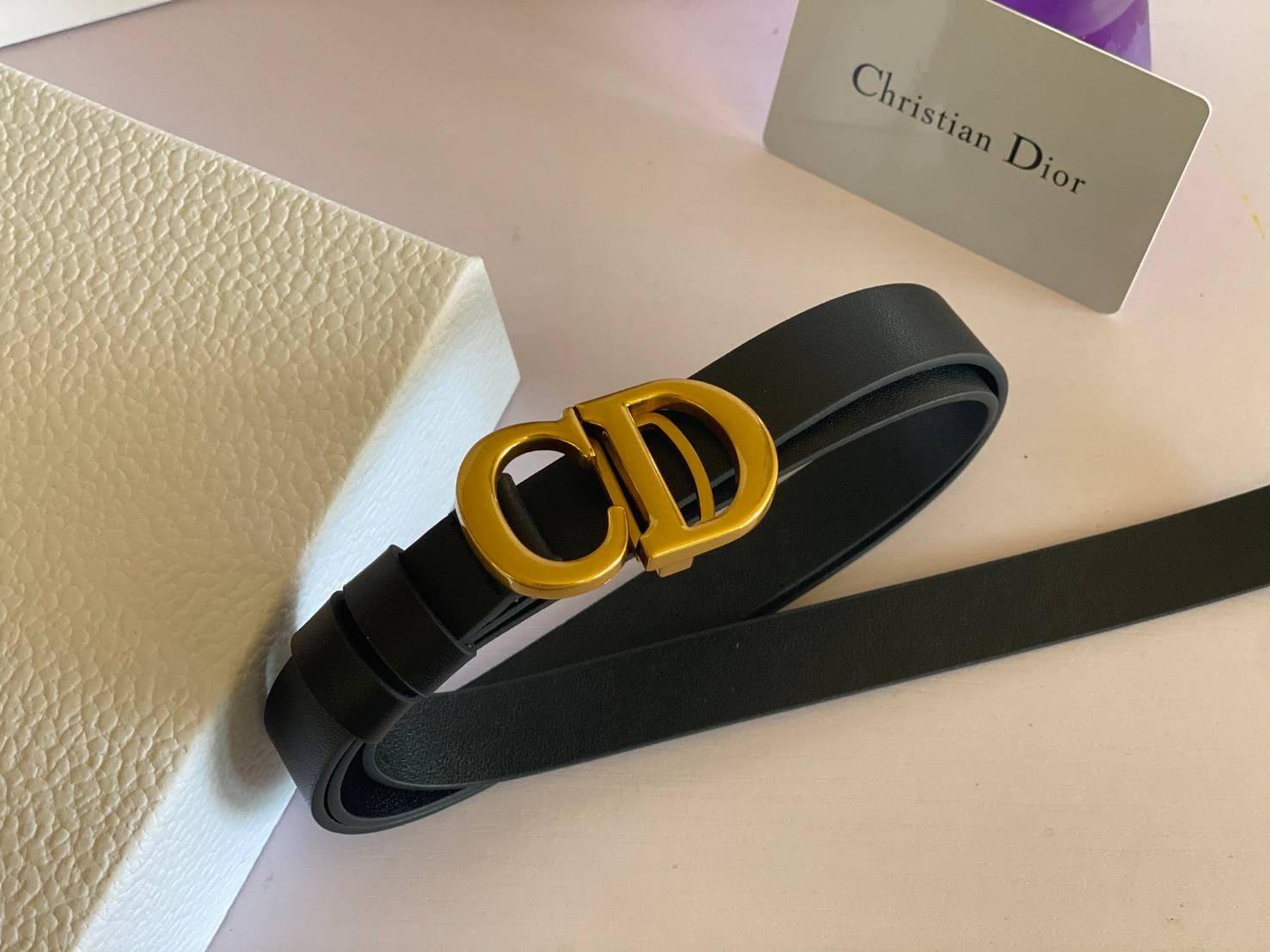 VIP 】CD ♥️ Dior belt เข็มขัดสุดหรูงานหนังแท้ ดีไซน์สุดคลาสสิคสไตล์ Vintage วัสดุ 3D Gold metal สายหนังสีดำ เข้าได้กับทุกลุ๊คสไตล์การเเต่งตัว สวยหรูดูดีมีระดับมากค่ะ ไอเท็มนี้แนะนำเลยค่ะ!