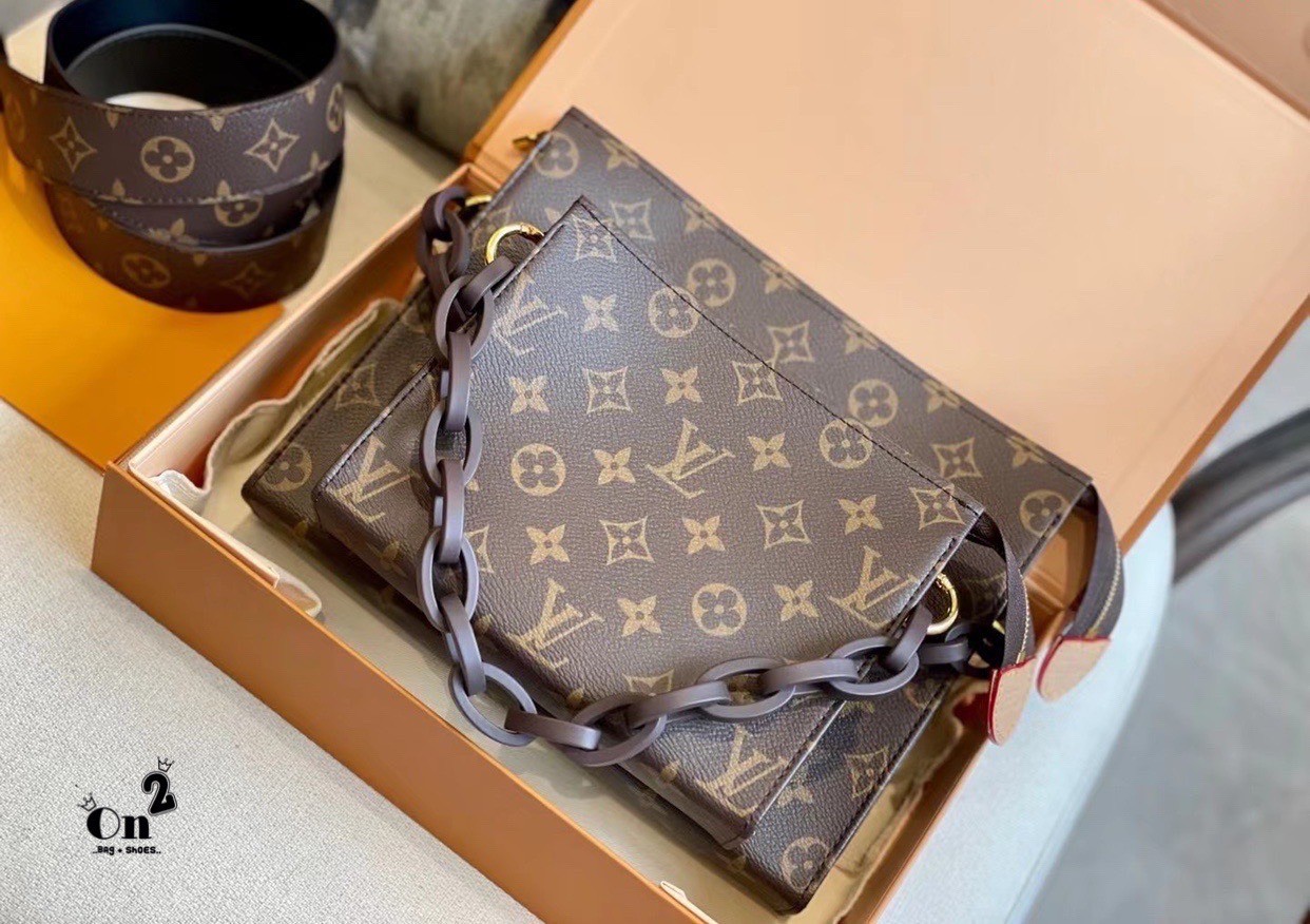 LV Toiletry 26 with strap / LV Toiletry Pouch 26 in Monogram Reverse Canvas with Wide Shoulder Strap Replica ต๊าซมากแม่ ลุคนี้ความเท่ ความปังได้หมด มาใหม่ลายโมโนแกรม งานซิปมา2 สาย งานสวยเป๊ะมาก ได้หญิงสะพายได้ ผู้ชายสะพายดี ใครหาอยู่ห้ามพลาดน้า งานอะไหล่ป