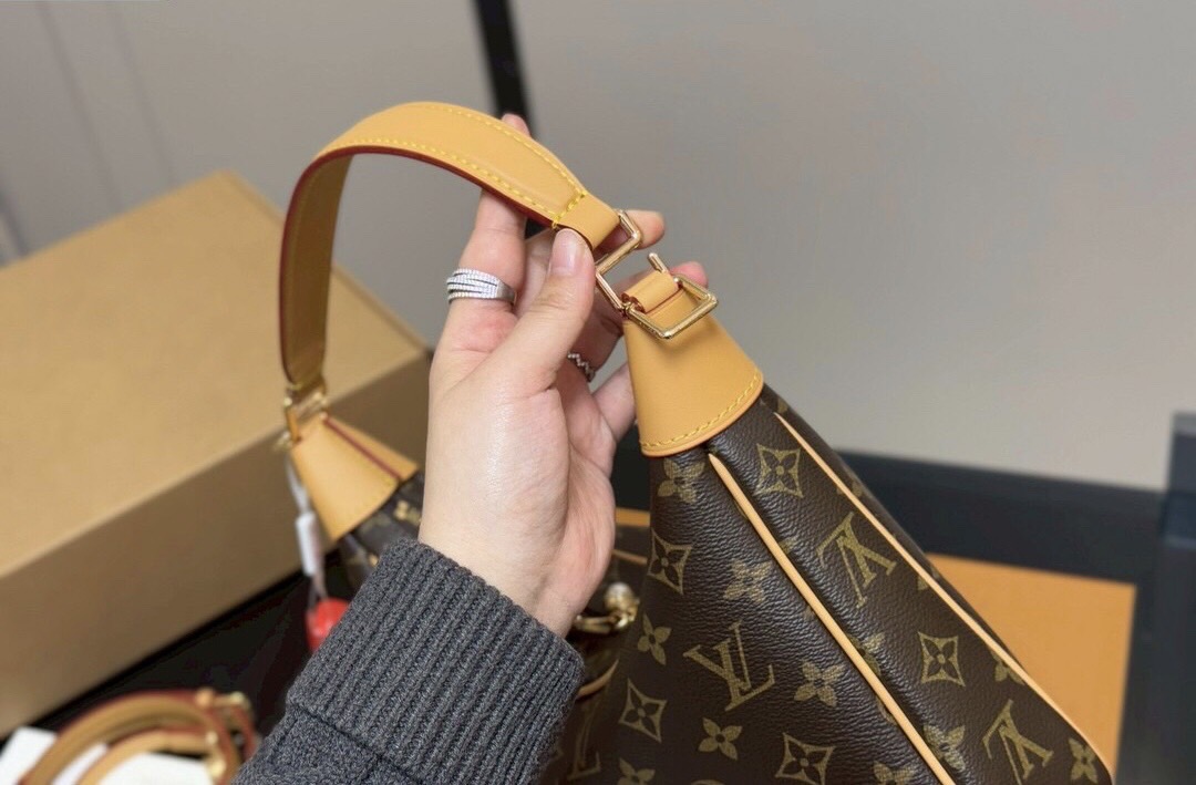LV Boulogne Hobo Monogram Bag กระเป๋าสะพายทรงโฮโบดีไซน์คลาสสิครุ่นสุดปัง น้องใหม่พร้อมแล้ว…mom, dad พร้อมมั้ยค๊าา!! ใช้งานได้สะดวกคล่องตัว ขนาดใหม่ไซส์ใหญ่ขึ้นเอาใจแม่ที่มีของใส่น้องเยอะๆ