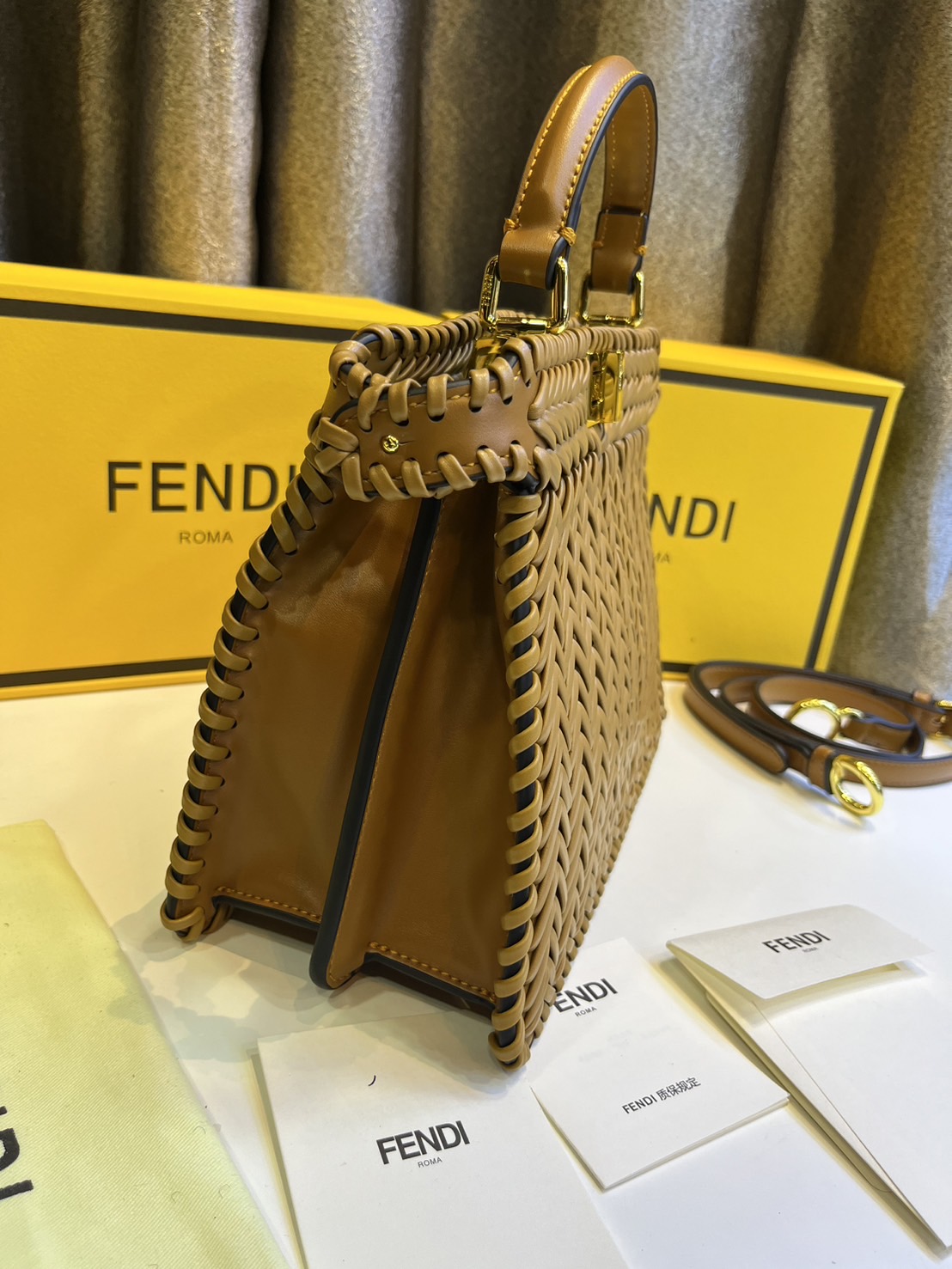 พร้อมส่ง 3 สี FENDI Peekaboo ISeeU Medium interlace leather bag กระเป๋าสะพายดีไซส์สาน ใช้ได้ 2 ด้าน 🧡 เกรดออริจินอล 1:1 สลับแท้