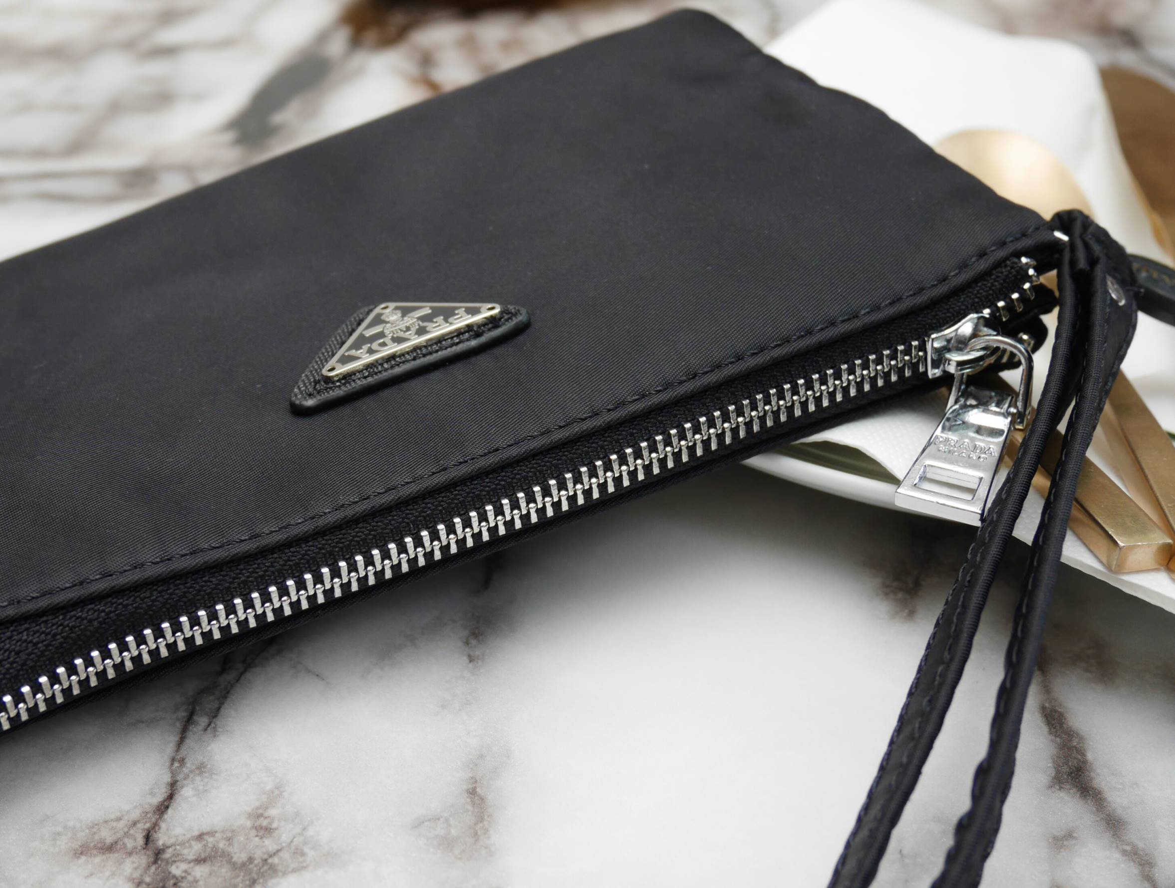 ได้งานมินิน่ารัก กระเป๋าคล้องมืองานพรีเมี่ยมกิ้ฟท์ จาก PRADA มาค้า ตัวนี้คุ้มสุดๆ โดดเด่นที่ ตัวกระเป๋าผ้าไนล่อน **อะไหล่เงินเงา น้ำหนักเบา สายคล้องแขนถอดได้ มีช่องแบ่งเก็บของ 3 ช่องซิปเลย ช่องตรงกลางสามารถ ใส่บัตรได้ด้วยค้า ใส่ iphone6 ได้น้าาา **สวยคุ้ม