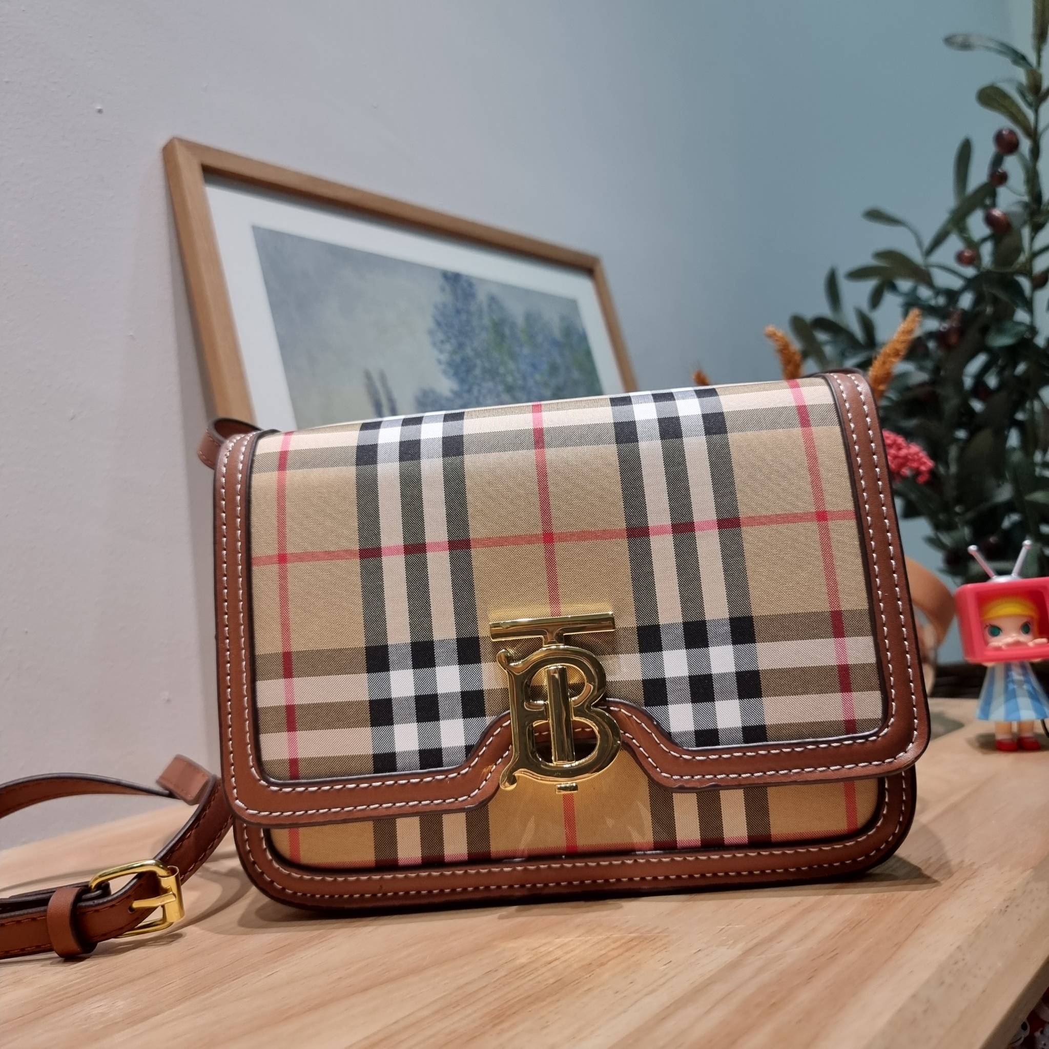 BURBERRY FRAGRANCES CROSSBODY BAG / BURBERRY SMALL CHECK CANVAS AND LEATHER TB BAG เบสท์ไอเท็ม!! คอลเลคชั่นที่ปังตลอดปี