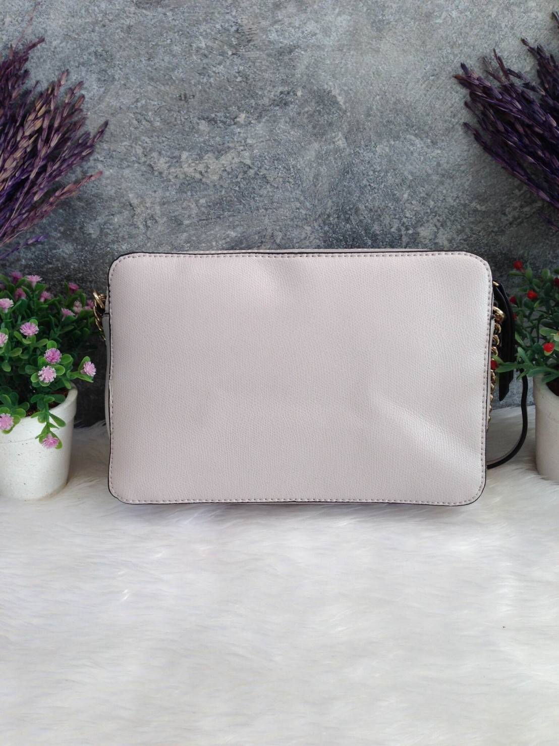 GUESS CROSSBODY DEVYN BAG 2018 กระเป๋าสะพายรุ่นใหม่ล่าสุดทรงเหลี่ยมหนังสวยอยู่ทรงด้านหน้ามีโลโก้และปักหนังขึ้นลายนูน สวยเก๋ดูมีดีเทลเปิดปิดด้วยซิปประดับแม่กุญแจ ภายในโล่งกว้างใส่กระเป๋าสตางค์ใบยาว มือถือ ของจุกจิกได้เยอะ มีช่องซิปและช่องใส่ของจุกจิก ซับใน