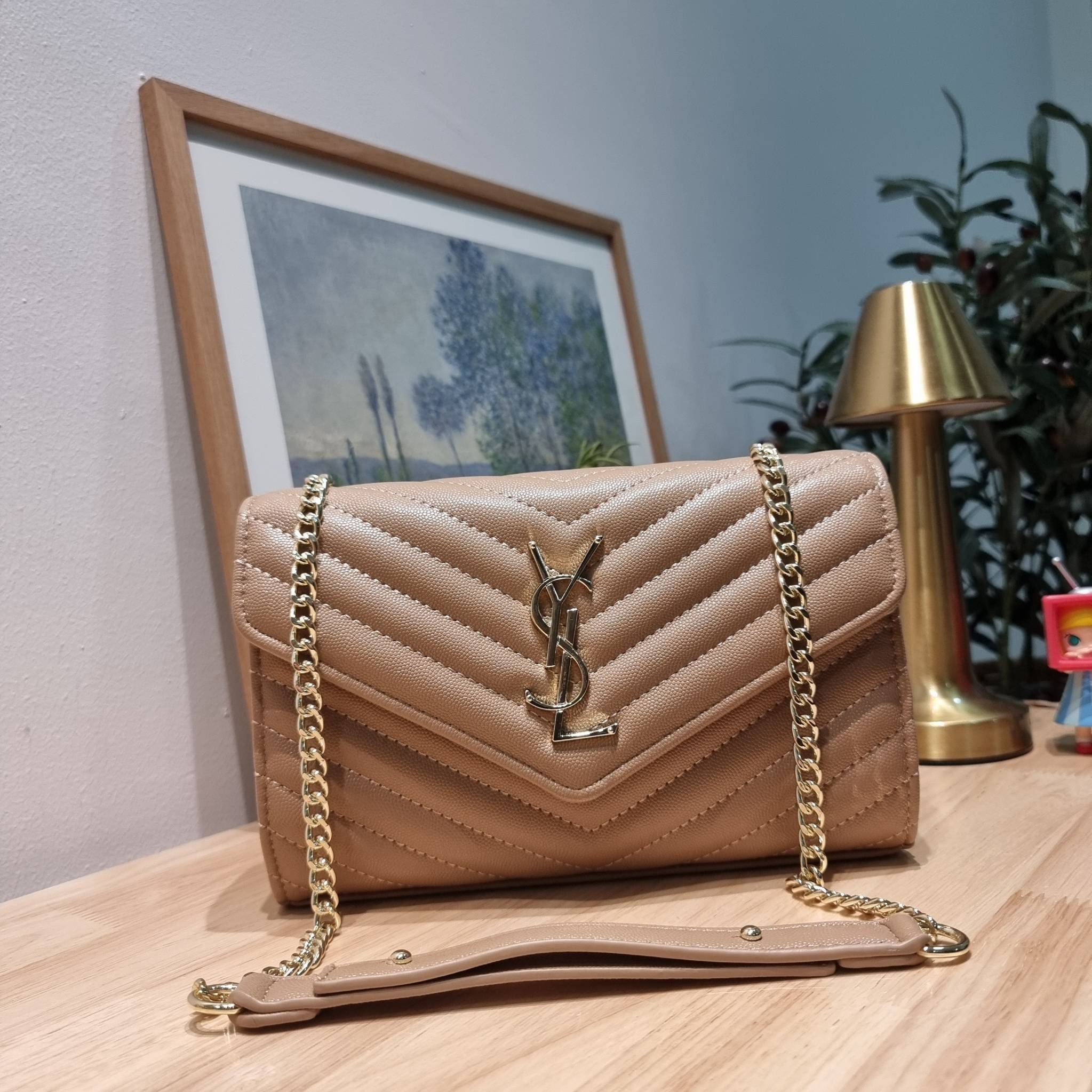 YSL WOC 9 ไม่เคยผิดหวังจริงๆ!! กับรุ่นที่สาวๆรู้กัน Yves Saint laurent clutch bag with chain กระเป๋าสะพายทรง woc สุดฮอต ดีไซน์เรียบหรู โดดเด่นด้วยโลโก้ด้านหน้า