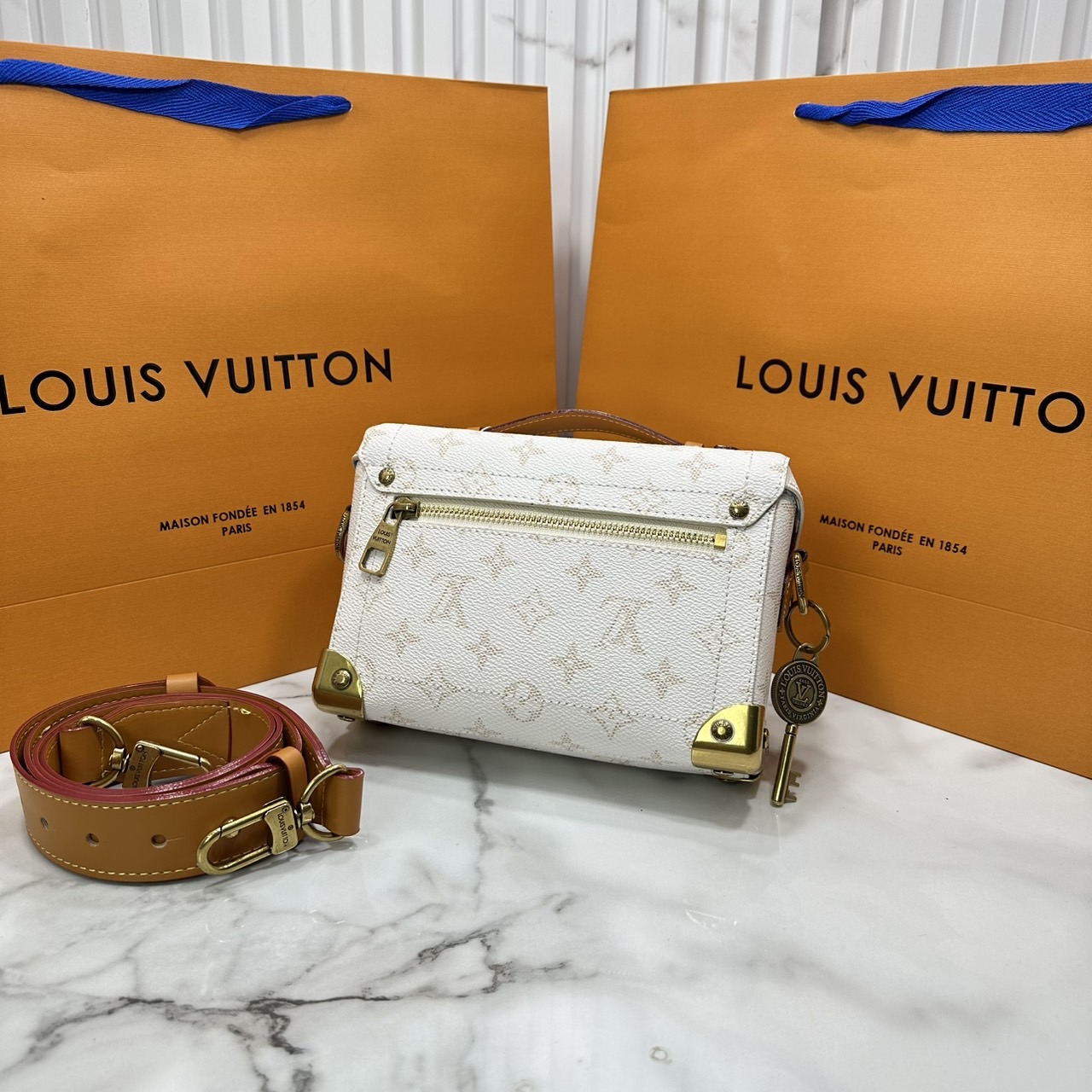 ORI หนังแท้ | LV Soul Trunk Monogram Dust coated canvas Bag กระเป๋าสะพายทรงกล่องโทนสีขาวคลาสสิก รุ่นใหม่สุดไอคอนิก ลายโมโนแกรมสวยงาม สะพายข้างชิคๆ พร้อมตอบรับได้ทุกลุค ทุกสไตล์
