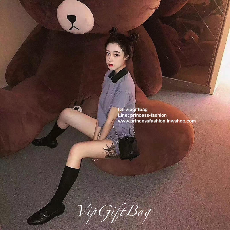 New Arrival จากแบรนด์ Prada งานพรีเมี่ยมกิ้ฟท์จากเคาเตอร์แบรนด์ต่างประเทศ กับทรงยอดฮิต ทรงจีบ มาพร้อมสายสองแบบ สายโซ่เงินยาว(ถอดออกได้) และห่วงคล้องมือ(พับลงได้ ถอดไม่ได้) ดูดีมากค่ะ วัสดุทำจากผ้าไนล่อนกันน้ำ 100% อะไหล่เงินทั้งใบ ปั้มแบรนด์ลงอะไหล่ ภายใน