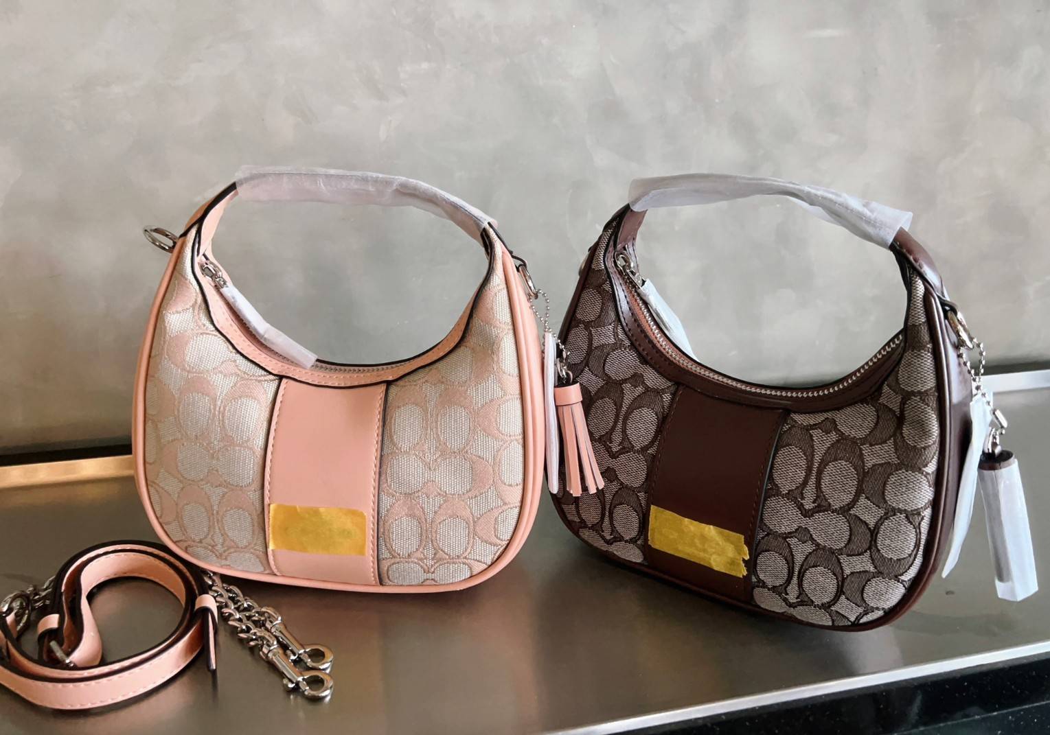 COACH CARMEN MINI CROSSBODY IN SIGNATURE JACQUARD กระเป๋ารูปทรงพระจันทร์โค้งมน น่ารักน่าใช้มากๆ!! เกรดท็อปออริ เกรดดีสุด สลับแท้ 1:1 ใช้ต่างประเทศได้