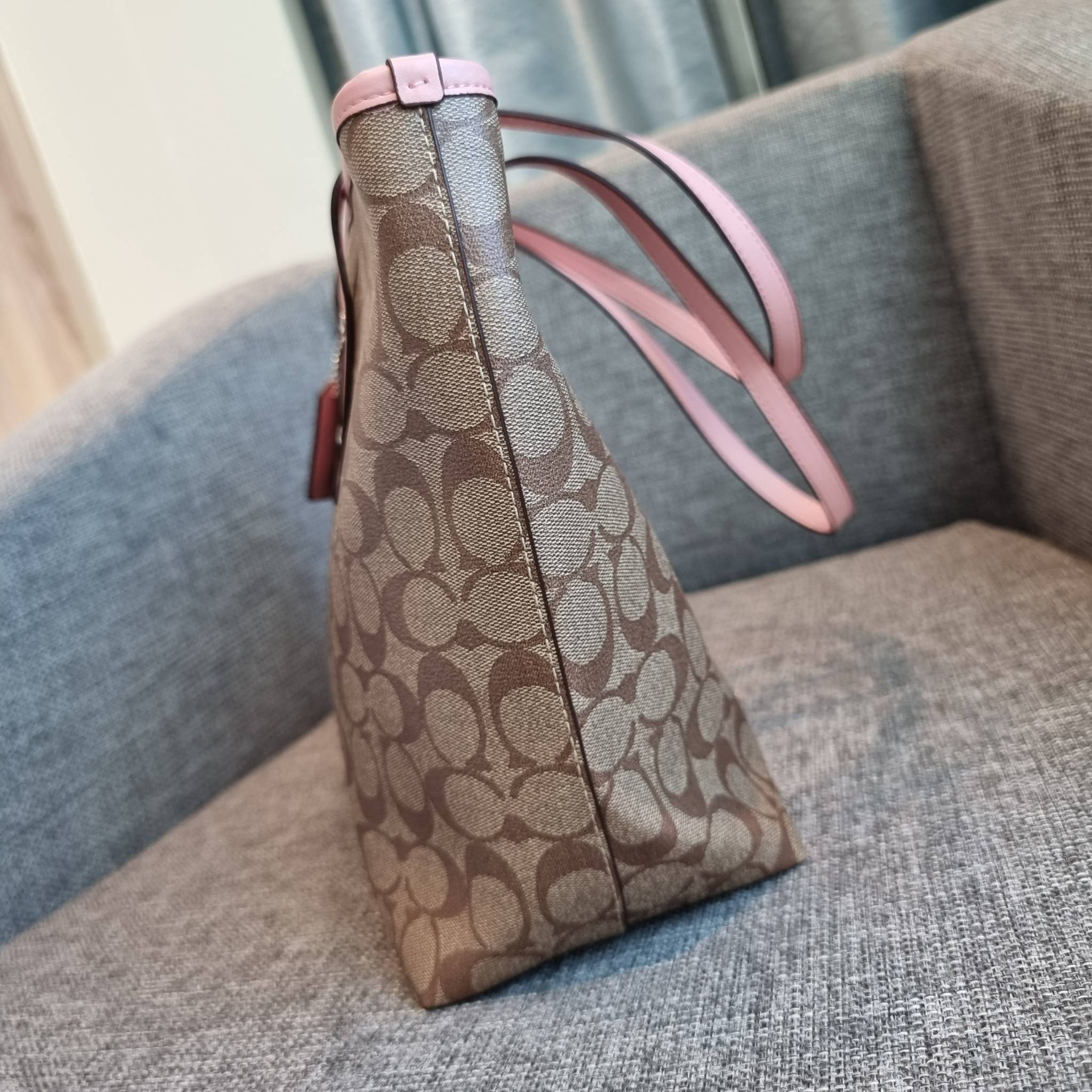 OUTLET 】COACH F58292 CITY ZIP TOTE IN SIGNATURE 16" รุ่นขายดี!! ไซส์ใหญ่ สีสวยมาให้แบบจัดเต็ม!! กระเป๋าถือทรงโท้ทใบใหญ่ สวยน่าใช้ทุกสี สะพายคล้องไหล่ได้เก๋ๆ จุของแน่นๆไปเลยจ้า!! วัสดุหนังแคนวาสคุณภาพ ปากกระเป๋าเปิด-ปิดด้วยซิป กันของหล่นได้ ถือไปไหนก็