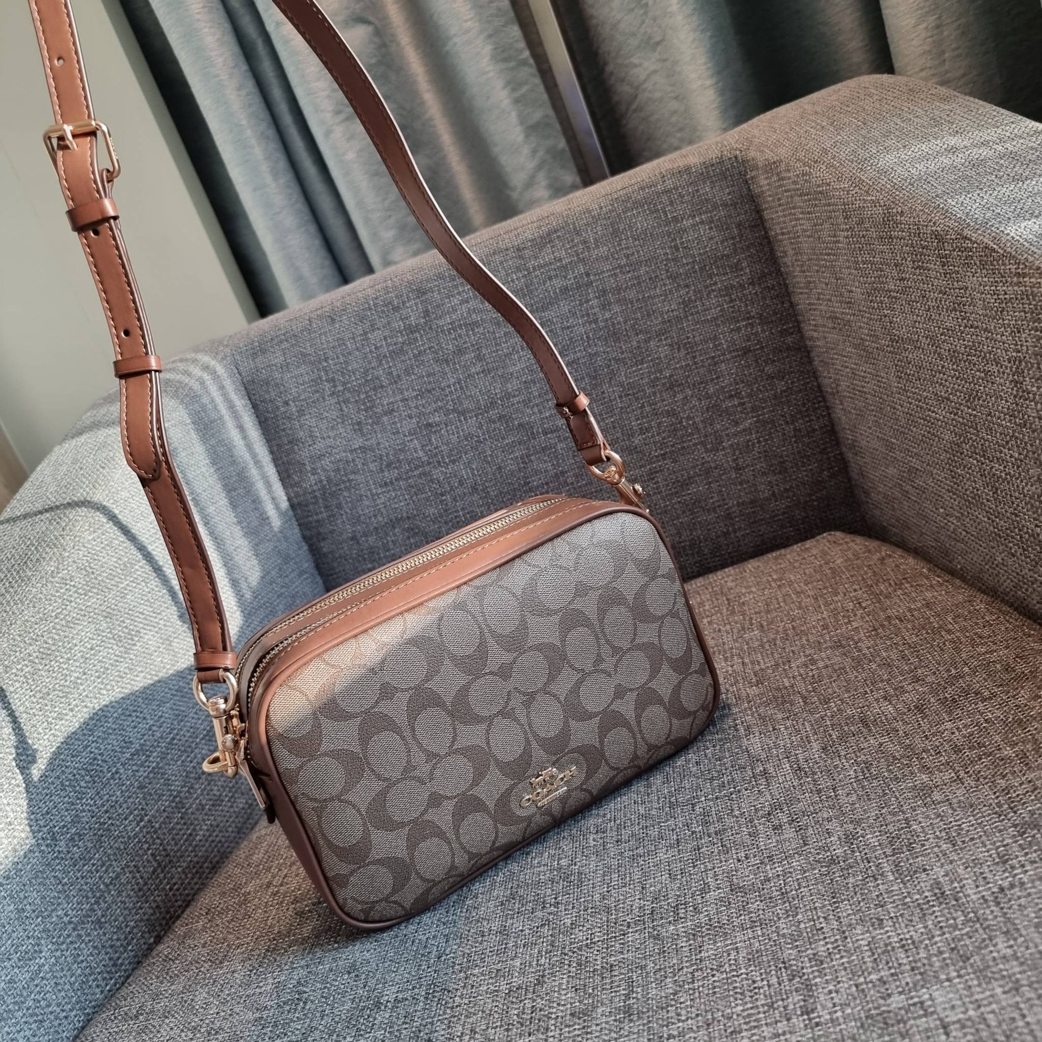 OUTLET 】COACH F68168 JES CROSSBODY IN SIGNATURE CANVAS รุ่นยอดฮิต!! กระเป๋าสะพายข้าง รุ่น 2 ซิป ใบใหญ่จุใจ สีคลาสสิคขายดี!! วัสดุหนังแคนวาสเคลือบลาย เปิด-ปิดด้วยซิป 2 ช่องหลัก ใช้งานง่าย ทรงสวยมากๆรุ่นนี้ มาพร้อมสายสะพาย crossbody ปรับได้ตามตัว ภายในใส่ขอ