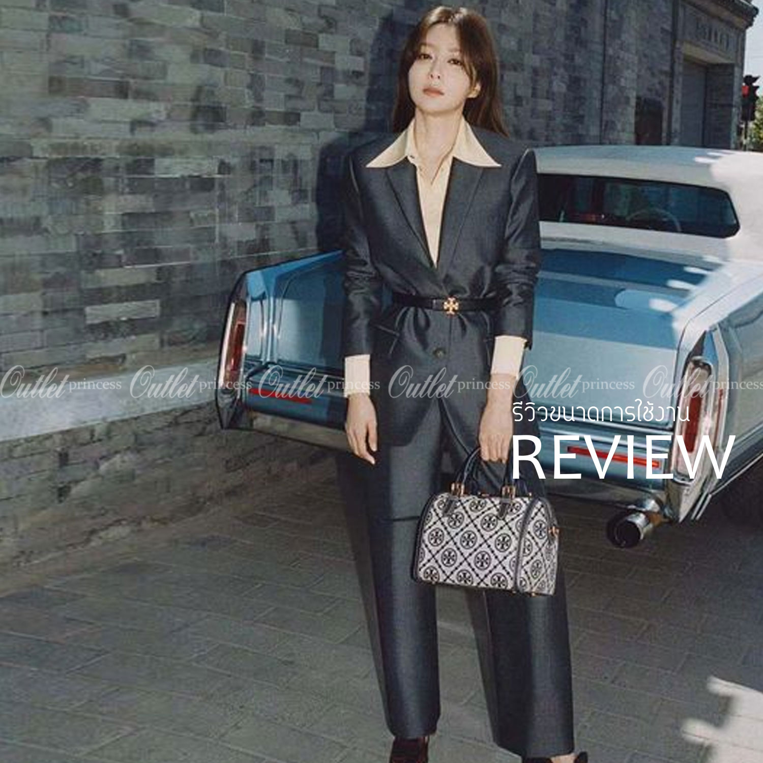 Large: Tory burch T Monograme Jacquaed Duffle เป็นทรงกระเป๋าที่มีความฮอตฮิตตลอดกาล ด้วยรูปทรงคลาสสิคและเหมาะใช้งานเข้ากับทุกสถานการณ์ ไม่ว่าจะเป็นกระเป๋าสะพายไหล่ เพิ่มความคล่องตัวและเข้าได้กับทุกลุค ไม่ว่าจะเป็นวันสบายๆ หรือวันที่ต้องออกไปทำกิจกรรมลุยๆ ห