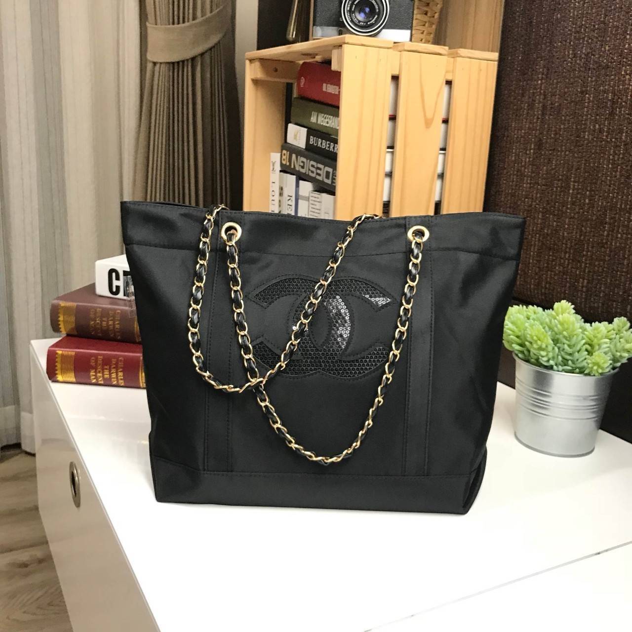 Chanel Beaute Black Sequin Shopping Bag VIP Gift With Purchase (GWP) กระเป๋าสะพายทรง Shopping VIP. gift & Limited Edition ของแท้นำเข้าจากเคาน์เตอร์ Chanel Beaute ใบใหญ่กำลังดี ประดับเลื่อมสีดำ โลโก้ CC ทั้ง 2 ด้าน เปิดปิดด้วยกระดุมแม่เหล็ก มาพร้อมสายโซ่ทอ