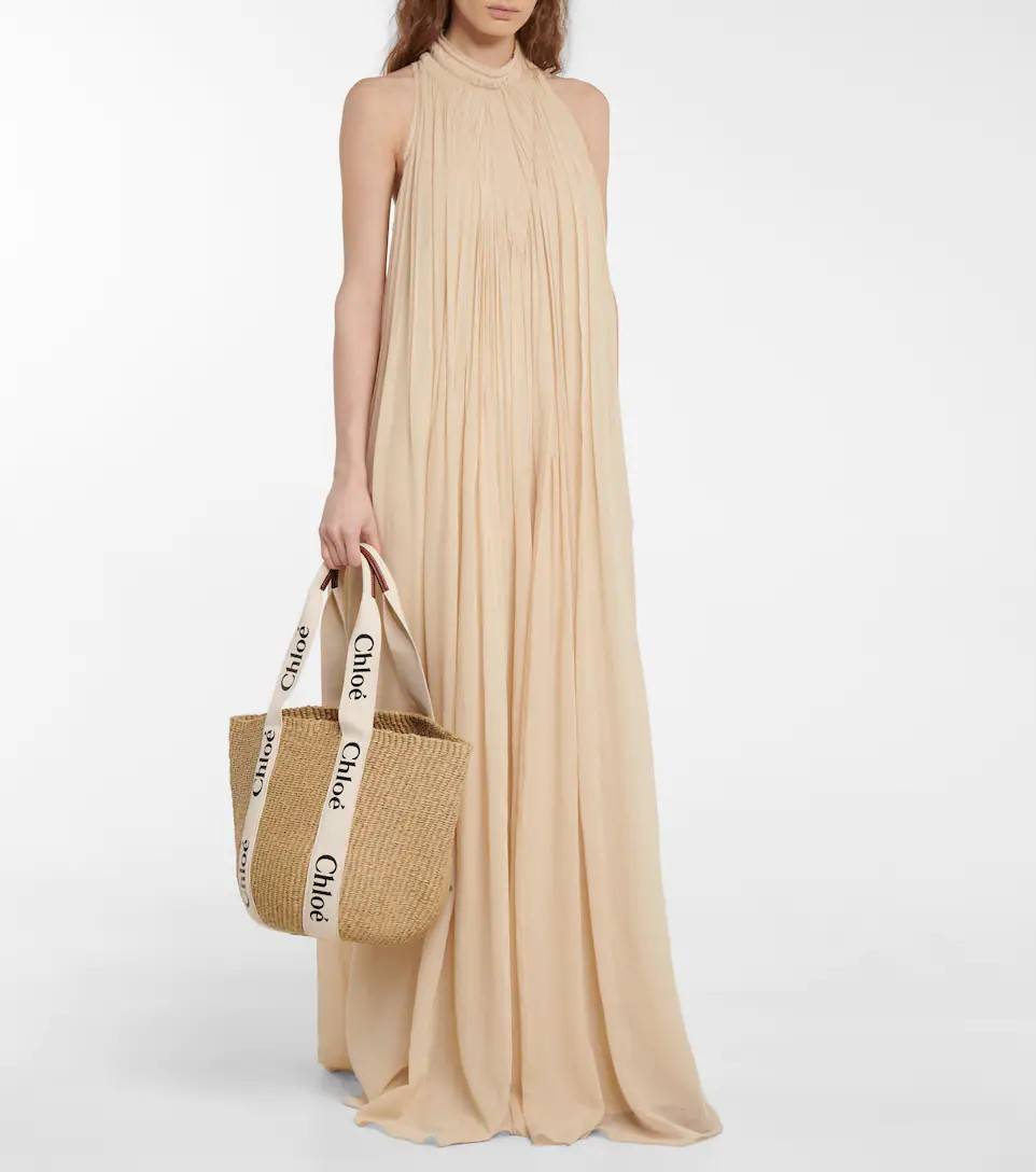 CHLOE LARGE WOODY BASKET กระเป๋าสะพายสานทรงตะกร้า ยอดฮิตติดลมของแบรนด์ ด้วยวัสดุสังเคราห์จากธรรมชาติ สานทอเต็มใบออกมาเป็นลวดลายสวยงาม ตัดด้วยริบบิ้นคาดโดดเด่น ภายในโล่งกว้างมาก จุของได้เต็มที่ เป็นดีไซน์ผู้ดีย้อนยุคที่ดูแพงจริงๆ ใบนี้สามารถสะพายไปเที่ยว ไ