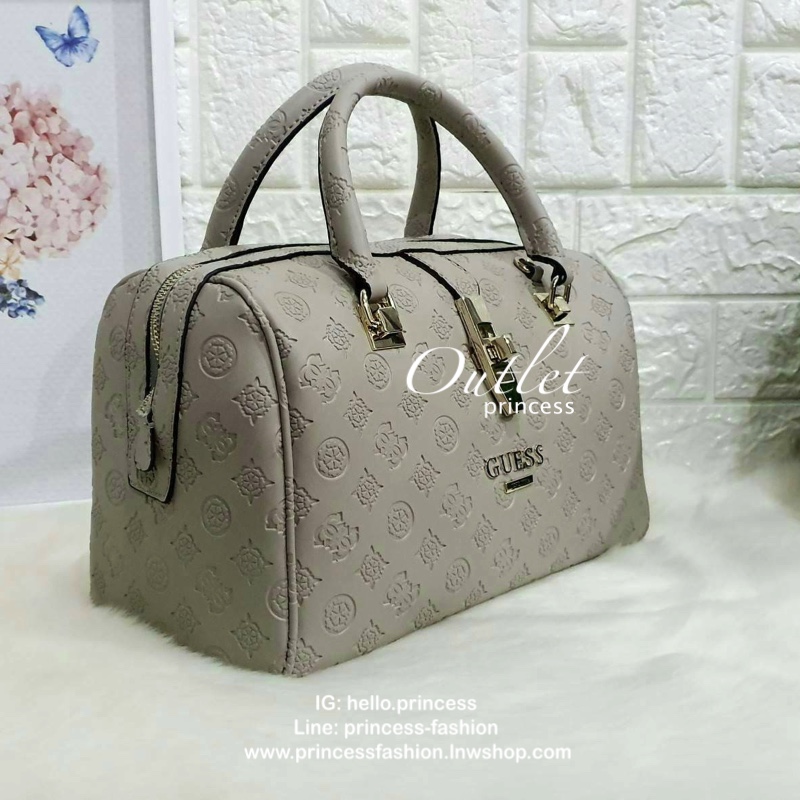 Guess Peony Classic Box Satchel คอลเลคชั่นใหม่สวยหรูจาก Guess กระเป๋าสะพายหนังนิ่มปั๊มแบรนด์รอบใบ ขนาดกำลังดี ฐานกระเป๋ามีหมุดรองฐานกันรอย หัวซิปปั๊มแบรนด์ ภายในกว้างจุของได้เยอะ มาพร้อมสายปรับและถอดออกได้ พร้อมส่ง 4 สี สวยทุกสี พลาดไม่ได้กับสาวยุคใหม่เลย