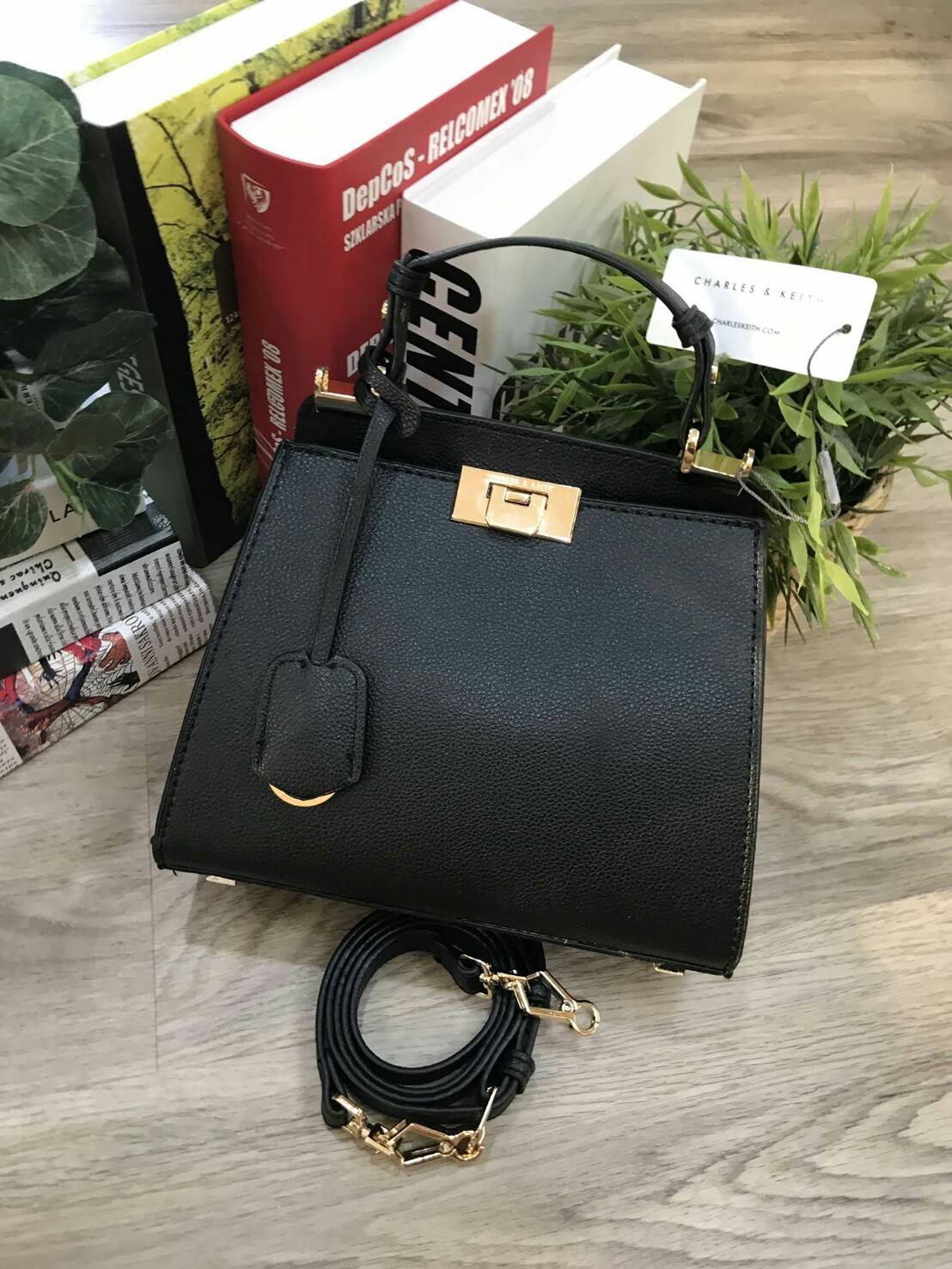 CHARLES & KEITH ANGULAR PUSH-LOCK HANDBAG 2018 กระเป๋าถือหรือสะพายคอลเลคชั่นใหม่ หนังสวยอยู่ทรง ขนาดกำลังดี น้ำหนักเบา มาพร้อมTag ห้อยที่หูกระเป๋า หูจับถนัดมือ สายสะพายยาวถอดได้ ปรับระดับได้ เปิดปิดด้วยตัวล็อคพับอะไหล่ทองปั๊มโลโก้ ภายในกว้างสามารถใส่กระเป