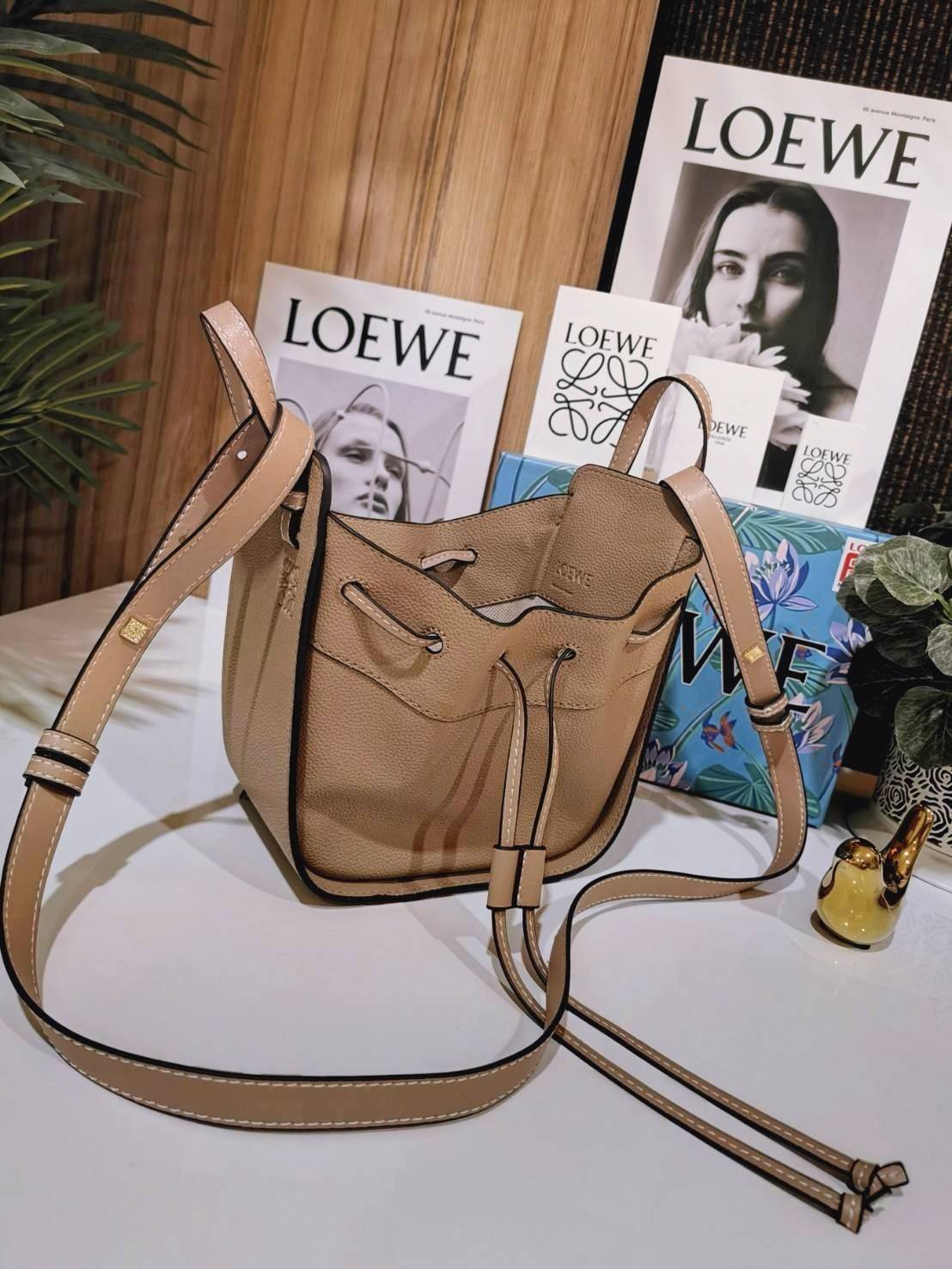LOEWE HANDLE & SHOULDER BAG GIFT WITH PURCHASE (GWP) กระเป๋าถือหรือสะพายหนังแท้พรีเมี่ยมกิ๊ฟ Limited จาก LOEWE PERFUME DUTYFREE รุ่น Rare items สุดๆวัสดุหนังแท้ Calfskin หนังสวยดีไซน์คงเอกลักษณ์แบรนด์ สามารถปรับใช้ได้หลายทรงด้านข้างมีหูรูดปรับขยายทรงได้ภา