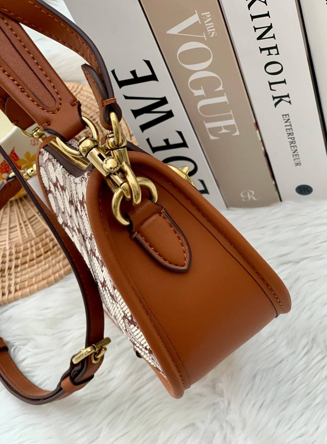 รุ่นใหม่ล่าสุด ต้อนรับหน้าหนาวนี้กันค่าา🎀 COACH SWINGER BAG IN SIGNATURE TEXTILE JACQUARD WITH BOUQUET MOTIF EMBROIDERY ((C6289)) พร้อมส่งที่ไทย จำนวนจำกัด สวยมากๆค่ะ! กระเป๋าหิ้วได้//สะพายข้างได้ วัสดุJacquardทอลายแบรนด์+หนังแท้ ได้ลงตัวสวย ดูคลา