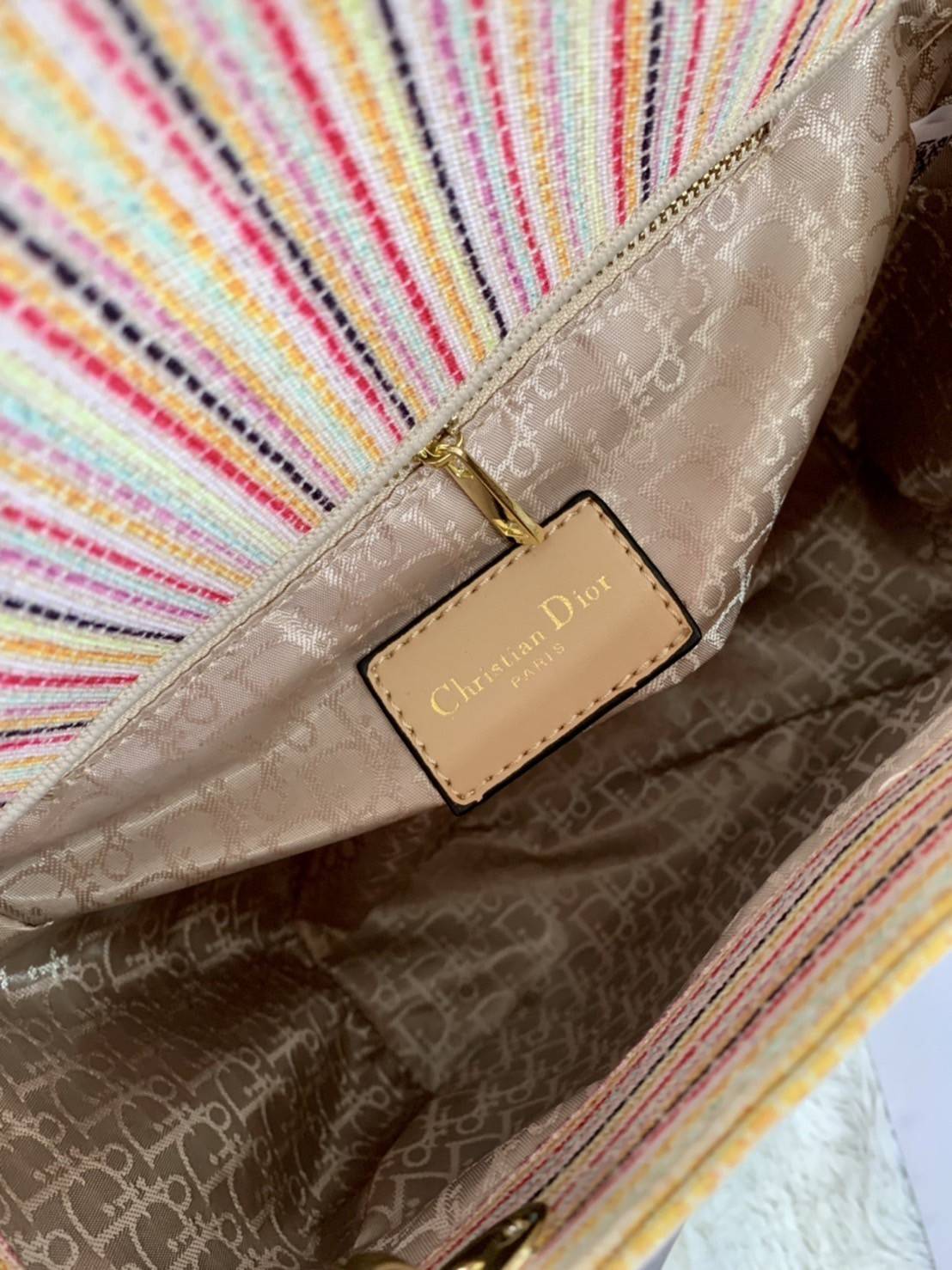 DIOR WOMEN MEDIUM LADY D-LITE BAG VIP GIFT WITH PURCHASE (GWP) พรีเมี่ยมกิ้ฟ Limited Edition จาก DIOR DUTYFREE COUNTER วัสดุหนังแท้ Calfskin หุ้มด้วยผ้า Cannage อีกชั้นและปักลวดลาย 'Dior Palm' กระเป๋า Lady D-Lite ผสมผสานความสง่างามและคลาสสิกที่เ