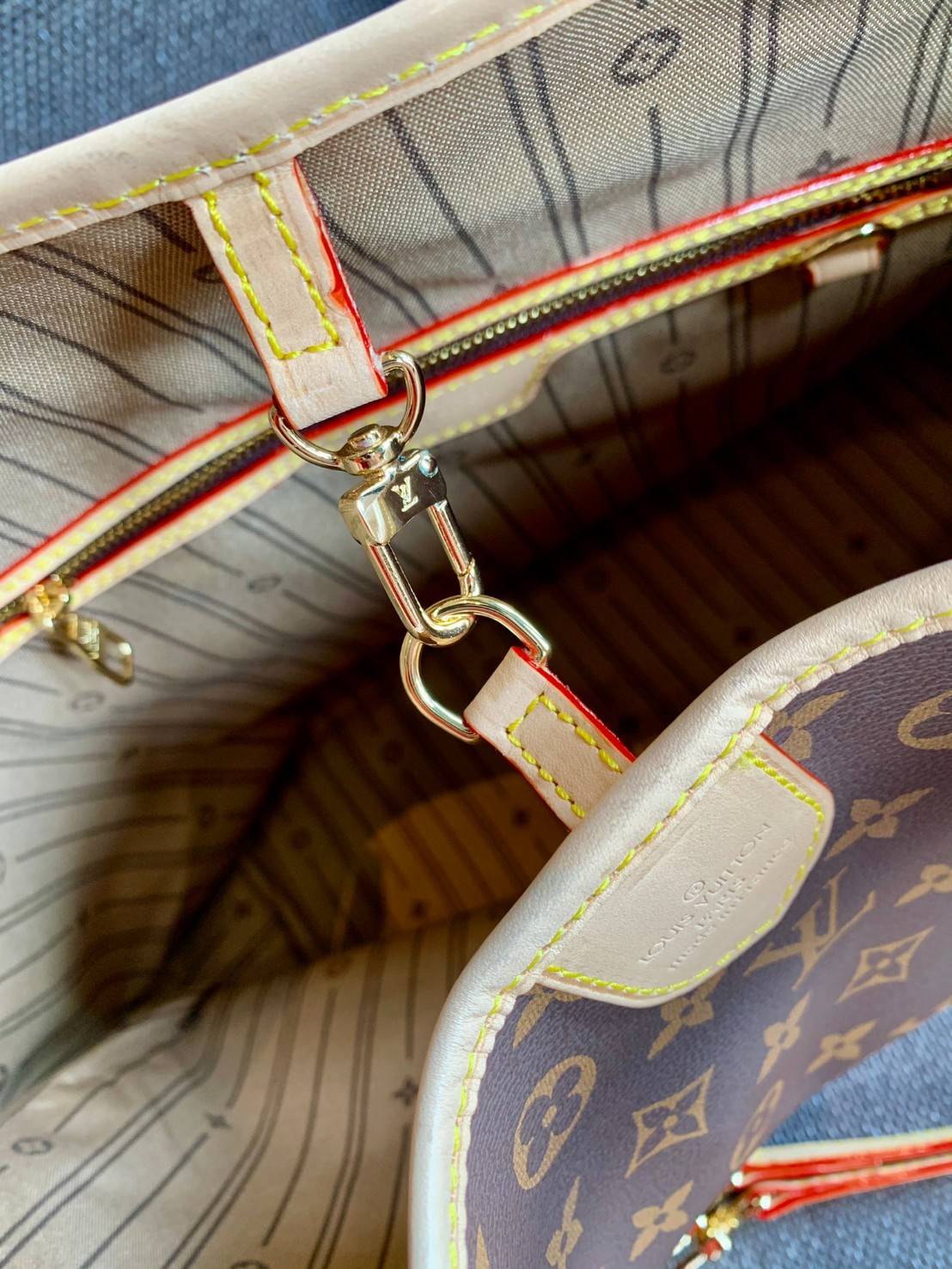 Large: ชอบๆใบใหญ่ ใส่ได้เยอะจริงๆค่าา!! LOUIS VUITTON MONOGRAM DELIGHTFUL ((PREMIUM GIFT LV)) พร้อมส่งค่ะสาวๆ กระเป๋าทรงสูง ใบใหญ่ หนังแกะสังเคราห์ นิ่มสวย ขอบหนังขัดสีธรรมชาติ หูหิ้วปั้มโลโก้LV สวย ปากกระเป๋ามีตัวคล้องให้นะคะ; ภายในกว้างมากๆสำหรับรุ่นนี้