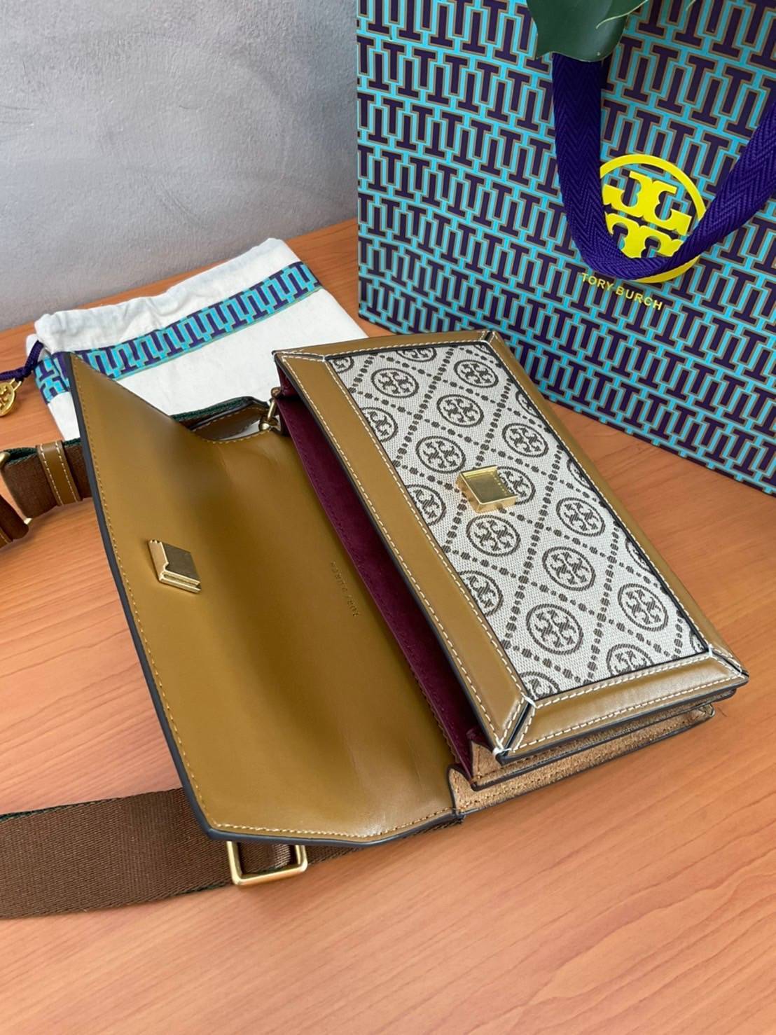 TORY BURCH 81000 MINI T MONOGRAM JACQUARD SHOULDER BAG คอลเลคชั่นฤดูใบไม้ผลิ 2021 กระเป๋าสะพายรุ่นใหม่จาก Tory Burch ดีไซน์สวยคลาสสิค แฝงไว้ด้วยความหรู ลวดลายผ้าแจ็คการ์ด T Monogram บนกระเป๋า Tory Burch นี้ เป็นการยกย่องให้กับงานควิลท์ชาวเพนซิลเวเนียดัตช์