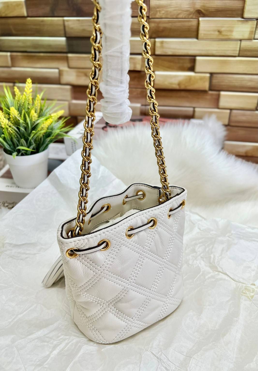 สีออกใหม่ ซึ่งหาได้ยากมากค่ะ 🤩 TORY BURCH FLEMING QUILTED BUCKET BAG ((56868)) พร้อมส่ง สวยท้าให้ลอง! จำนวนจำกัด สินค้าต้องมี กระเป๋าทรงBucket หนังแกะแท้((หนังจะมีความนิ่ม ทนทานและแพงกว่าหนังวัวมาก)) เดินด้ายลายนวมสวยมากๆค่ะ