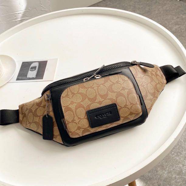 COACH TRACK BELT BAG IN SIGNATURE พร้อมส่งที่ไทยค่ะ! กระเป๋าคาดอก ใบใหญ่กำลังดี หนังแท้นิ่ม ทรงสวย ด้านหน้ามีช่องซิปคู่ใส่ของจุกจิกค่ะ ช่องซิปหลักกว้าง ใส่ของจำเป็นได้ครบค่ะ พร้อมช่องซิปยาวตอนหลังให้อีกช่อง// สายคาดเลื่อนปรับได้ฟรีไซด์นะคะ