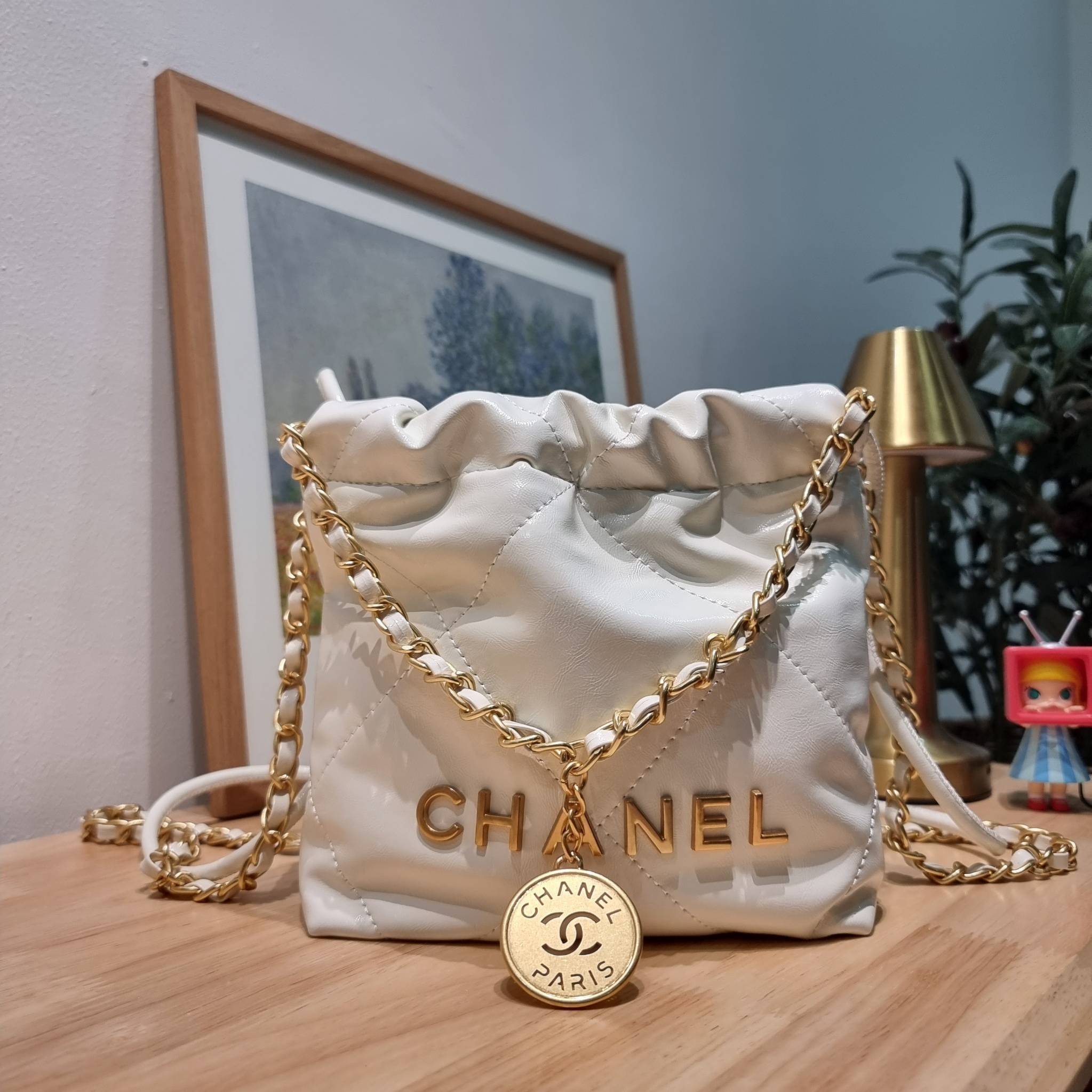 Chanel 22 mini bag / CHANEL 22 MINI HANDBAG พร้อมส่ง 4 สี กระเป๋าสะพาย ดีไซน์เรียบหรู โดดเด่นจากสายสะพายโซ่สีทอง และเหรียญโลโก้ ใช้ได้ง่ายๆไปเลยทุกโอกาส