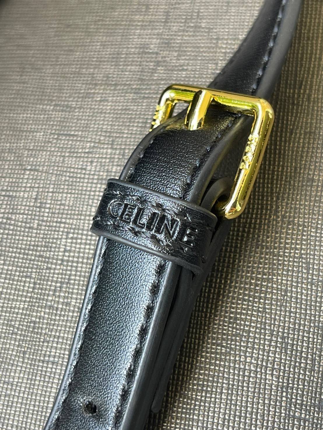 VIP 🥂 CELINE TEEN BESACE TRIOMPHE IN SHINY กระเป๋าสะพายคาดลำตัวรุ่นนี้นับว่าเป็นกระเป๋าอีกหนึ่งรุ่นในซีรีส์ Triomphe ที่ได้รับความนิยมอย่างมาก ด้วยรูปร่างทรงโค้งมนมีความคลาสสิกตามแบบฉบับของ Celine เพิ่มความหรูหราและโดดเด่นด้วยการตกแต่งด้วยโลโก้โลห