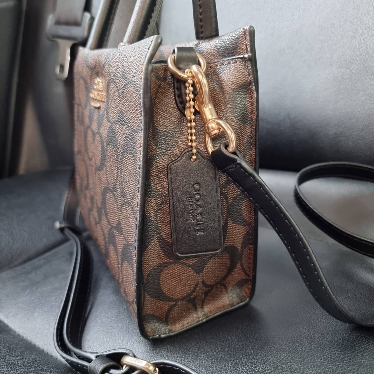 COACH MINI CALLY CROSSBODY IN SIGNATURE ((3599, 2184, 5693, 2134, 2183)) พร้อมส่งที่ไทยทันที! กระเป๋าสะพายครอสบอดี้ร์ กระเป๋าครอสบอดี้โท้ทมินิไซส์ รุ่นใหม่สุดฮอต!! ใบจริงคือน่ารักม้ากกกก!! สวยอยู่ทรง น่ารักน่าใช้ ทรงTote ปากกระเป๋าเปิดปิดแบบแม่เหล็ก ภายใน