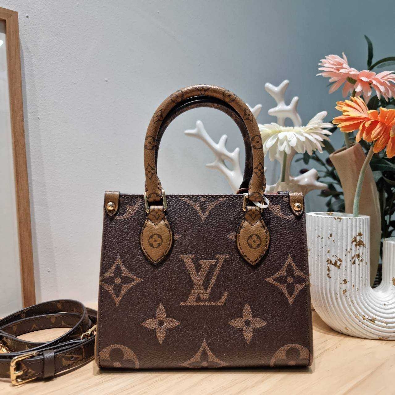 LV OnTheGo BB bag / LV Monogram Tote Bag กระเป๋าทรงโท้ทที่ใครเห็นต้องเป็นคลั่งรัก ยอดฮิต คลาสสิค ผู้ดี หรูหราได้ทุกลุค ทุกสไตล์ มาใหม่ในขนาดมินิมิใจ เกรดวีไอพี ไฮเอน 1:1
