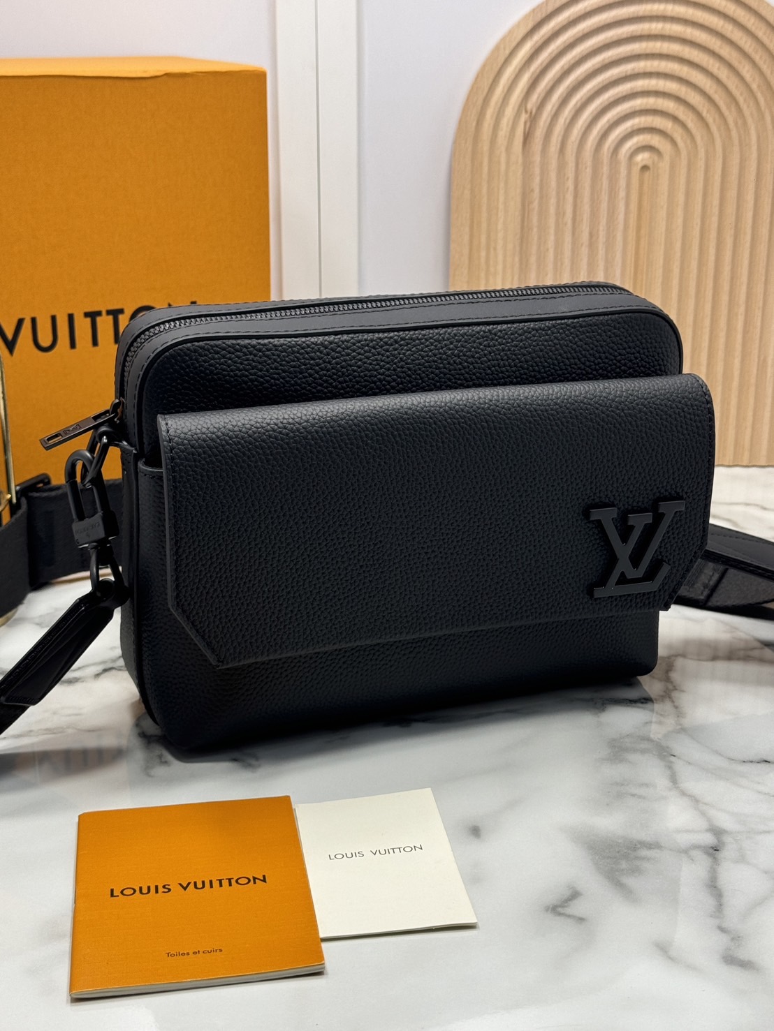LV Fastline Messenger Bag กระเป๋าสะพาย ทรงแมสเซ็นเจอร์ สีดำเต็มใบสวยคลาสสิก หนังแท้สัมผัสนุ่ม ผสานสไตล์และฟังก์ชันการใช้งานเข้าด้วยกันอย่างลงตัว