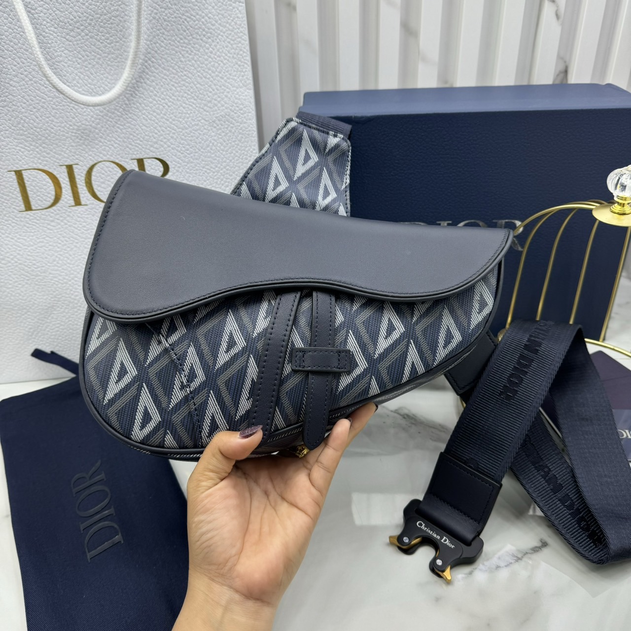 DIOR Saddle Bag CD Diamond canvas and smooth leather กระเป๋าคาดอก หรือสะพายไหล่ได้ สไตส์แบรนด์หรู รูปแบบใหม่ของ CD คลาสสิก เกรดออริ 1:1 ใช้งานต่างประเทศได้