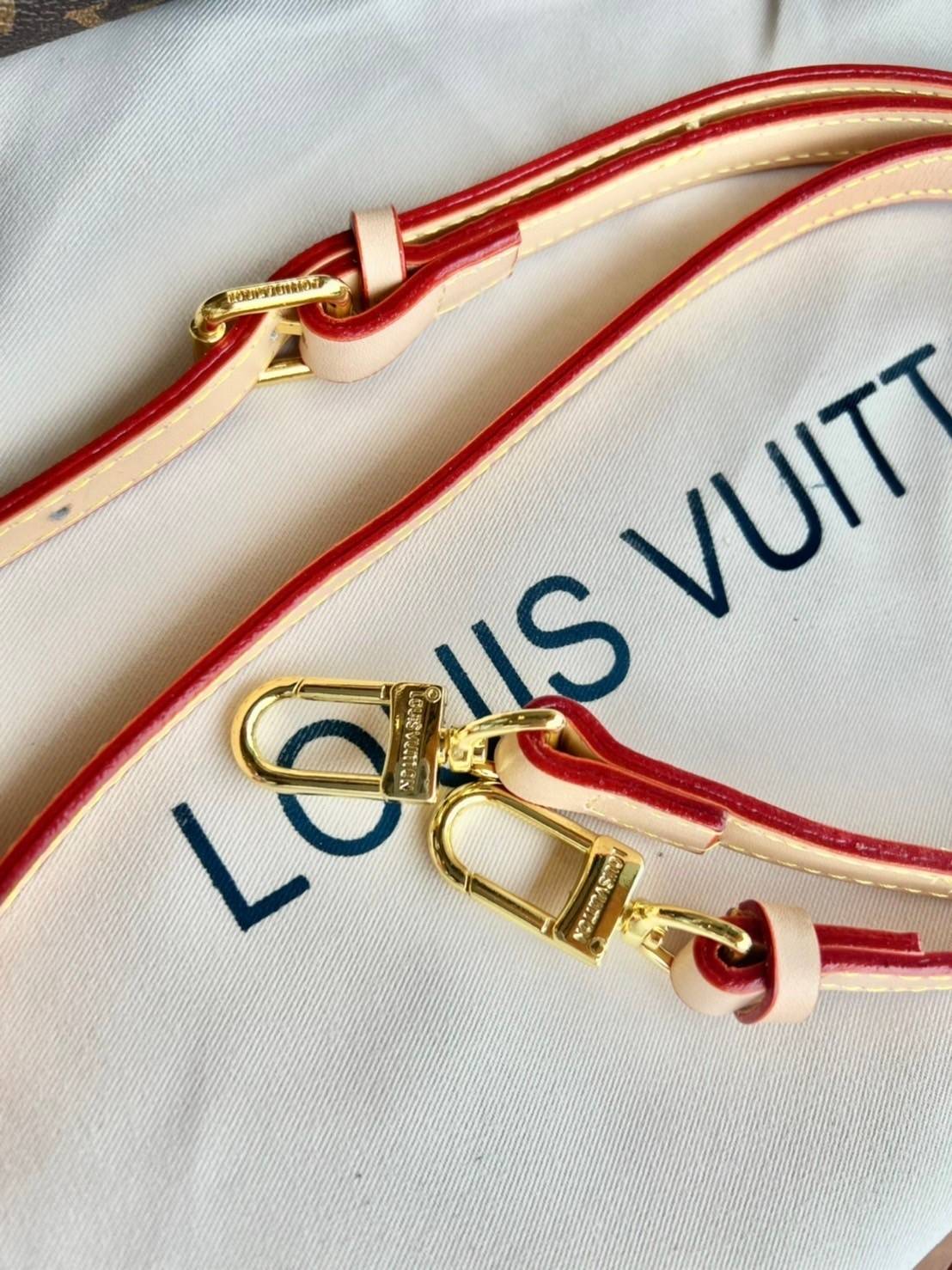 Louis Vuitton Monogram Delight Canvas กระเป๋าสะพายข้างทรงสูงใบใหญ่หนังแกะสังเคราะห์ หูหิ้วปั้มโลโก้ ด้านในมี1ช่องซิป 1ช่องใส่ของจุกจิ๊ก อะไหล่ทองหรูหรา มีสายยาว ถอดสายได้ ปรับระดับได้ จุของได้เยอะ หรูหรา สวยงาม เหมาะกับทุกโอกาศ ต้องมีติดตู้ห้ามพลาดเลยค่า