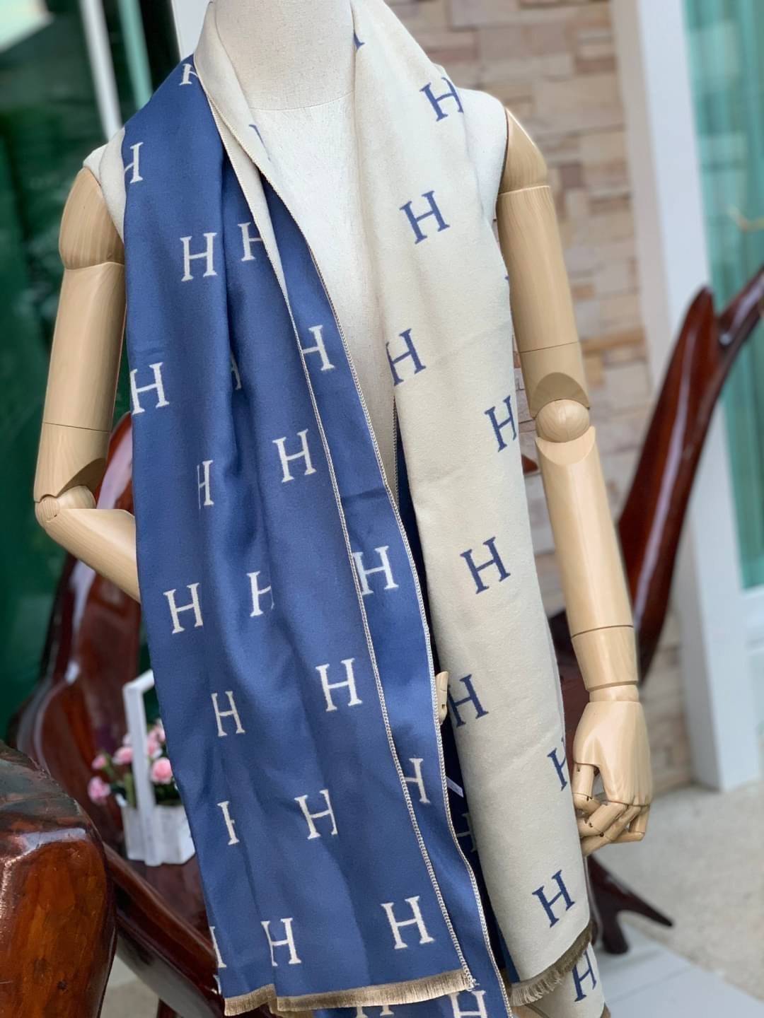 Hermes Women’s Scarves Accessories Scarf อีกหนึ่งแบรนด์ดังจากปารีส ด้วยงานพรีเมี่ยมกิ้ฟ ส่งมอบความรู้สึกดีๆให้กับคนที่คุณรัก ในรูปแบบผ้าพันคอและผ้าคุมไหล่ผืนใหญ่ให้ความอบอุ่น ถักทอด้วยผ้าcashmere ผ้าเนื้อดี สัมผัสนุ่มมือ ทอลายในตัว สีและลายคมชัด เหมาะสำหร