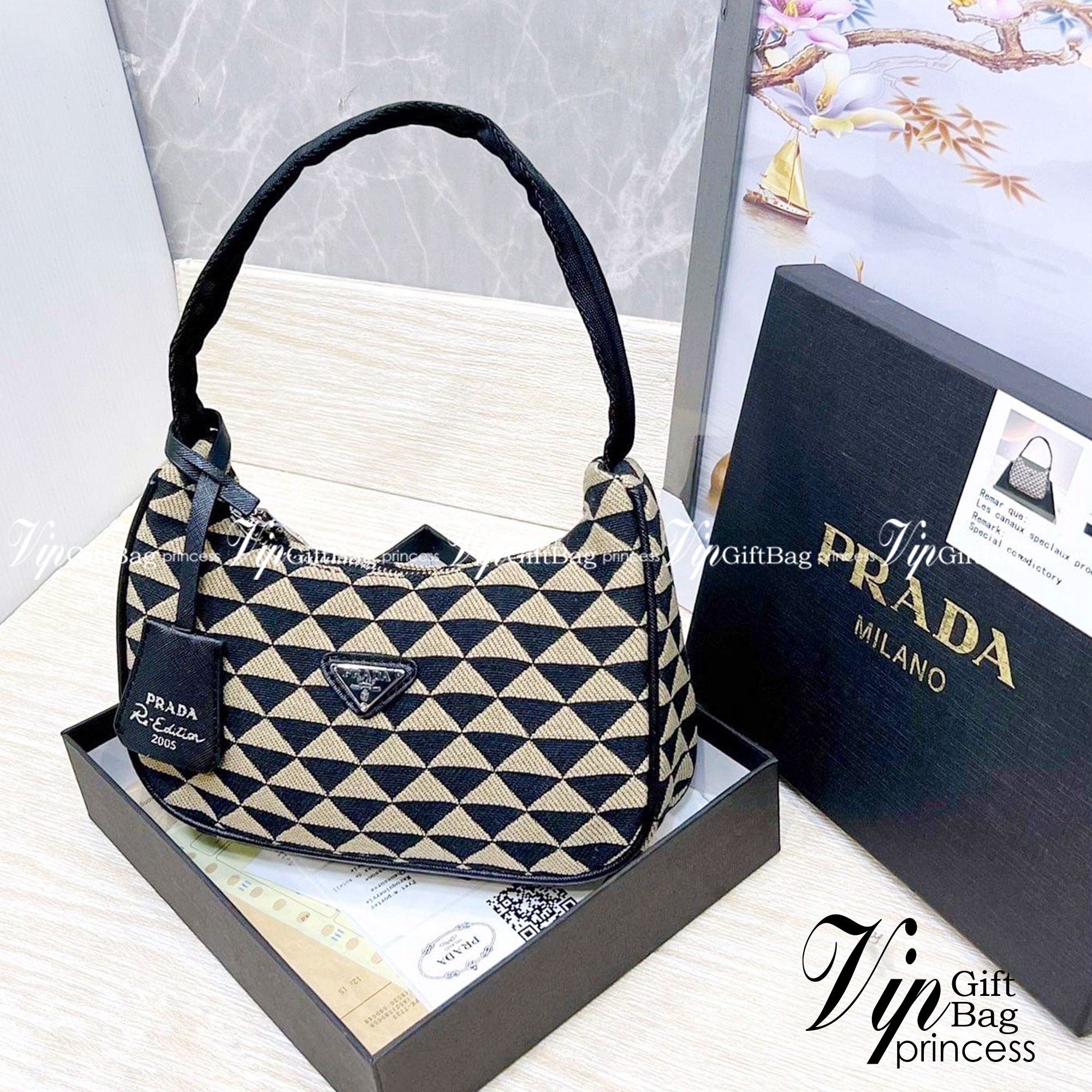 Prada Re-Edition Symbole jacquard Bag / Prada hobo shoulder bag กระเป๋าพราด้าสะพายไหล่ ลายมาใหม่ อะไหล่สีเงิน แมทง่ายได้ทุกลุค ไอเท็มสุดปัง ที่ฮิตตลอดกาลไม่ว่าจะปีไหนๆ จัดให้ครบทั้งสีขายดีและสีใหม่ล่าสุด ที่สายคุณหนูห้ามพลาด!! กับกระเป๋าสะพายทรงคลาสสิค เห