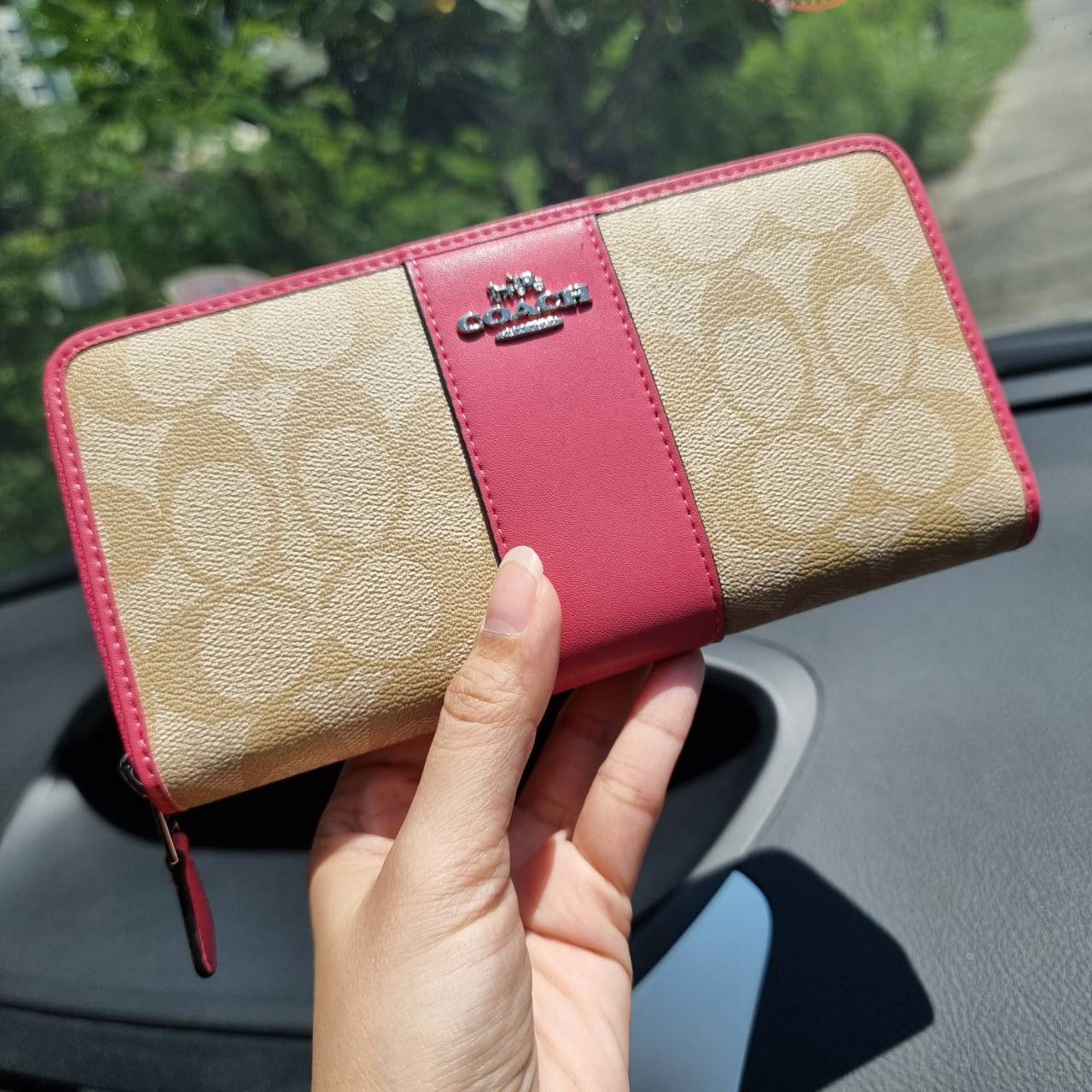 COACH F54630 ACCORDION ZIP WALLET IN SIGNATURE COATED CANVAS WITH LEATHER STRIPE กระเป๋าสตางค์ใบยาวรุ่นคลาสสิค คัดสีขายดีมาให้กันเลยจ้า ♥️ วัสดุหนังแคนวาสเคลือบลาย เปิด-ปิดด้วยซิปรอบ รูดใช้งานง่าย ใส่บัตรได้ มีช่องซิปใส่เหรียญ ใส่มือถือได้ พกใบนี้ใ