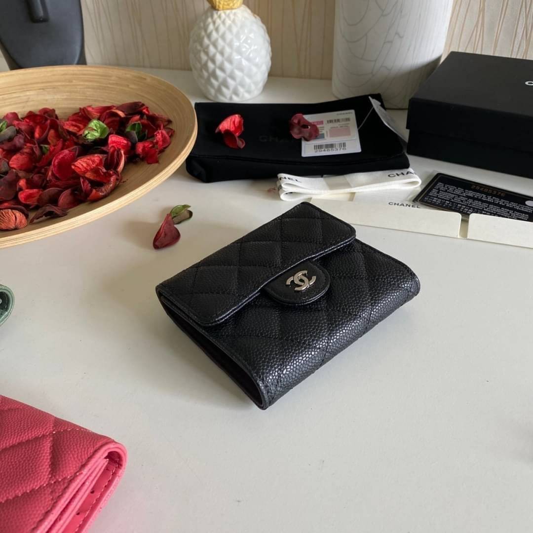 หนังแท้ Chanel Classic small wallet caviar 3 พับ พร้อมส่งที่ไทย รุ่นยอดนิยมไอเท็มฮิตวัสดุหนังแท้คาเวียร์สวยคลาสสิคเปิดปิดด้วยฝาปิดกระดุมด้านหน้ามีโลโก้แบรนด์อะไหล่ทองสวยหรูดูดี ตัวจริงสวยน่าใช้ Chanel mini นาทีนี้กำลัง in สุดๆ ภาพสินค้าถ่ายจากงานขายจริง ใ