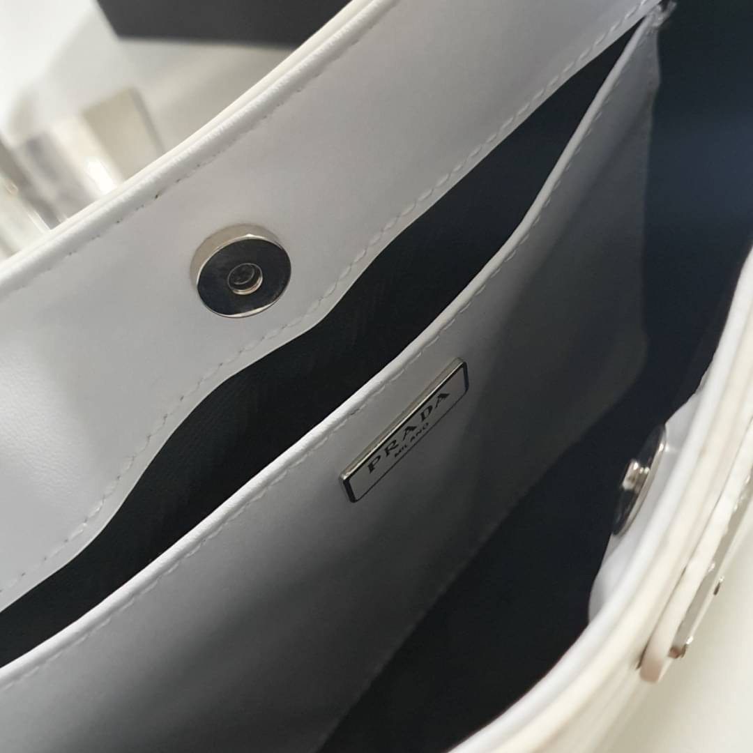 Prada Cleo brushed leather shoulder bag กระเป๋าทรงสวยยอดฮิต กับแบรนด์ PRADA งานพรีเมียมกิ้ฟท์จากแบรนด์ ทรงสะพายไหล่สวยหรูอยู่ทรง PRADA CLEO หนังเรียบดำเงาหรูสุดคลาสสิต เปิดปิดด้วยกระดุมอะไหล่เงินทั้งใบ ด้านในใส่กระเป๋าสตางค์ยาว มือถือ ของจุกจิกได้เยอะ มีป