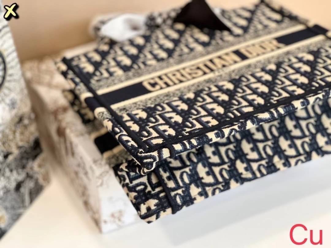 DIOR SMALL BOOK TOTE กระเป๋าสะพายทรงโท้ท สวยคลาสสิคขนาดกำลังดี พกพาสะดวก ใช้งานง่ายสุดๆ วัสดุงานทอละเอียดคุณภาพดี ภายในเป็นช่องโล่ง ใบจริงงานสวยเกินเบอร์!! สวยงามเกินราคา ไม่ผิดหวังจ้า