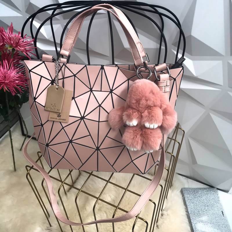 สีใหม่ Sakura Pink🌸🌸 ต้อนรับ summer กับโทนสี สดใส ลาย Limited edition หายาก ❤️ปรับทรงได้ 2 แบบ น่ารักมาก ค่า กระเป๋า จากแบรนด์ David Jones กระเป๋าสะพายข้างดีไซน์เกร๋มาก สีสวยหรูมาก ขนาดกะลังดีเลย น้ำหนังเบามากคะ ภายในมีช่องเก็บของจุ