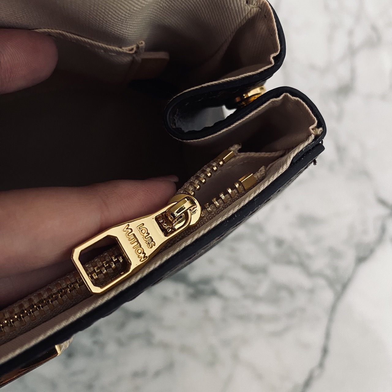 LV Cluny Mini Monogram Canvas Bag 20cm กระเป๋าถือใบเล็กแสนน่ารัก ลายโมโนแกรมแคนวาสสุดไอคอนิก พร้อมสายสะพายผ้าทรงสปอร์ต คอลขายดีตลอดกาล หูจับในตัว น้ำหนักเบา เป็นไอเท็มที่แมทช์ได้กับทุกสไตล์การแต่งตัว ราคาสุดคุ้ม