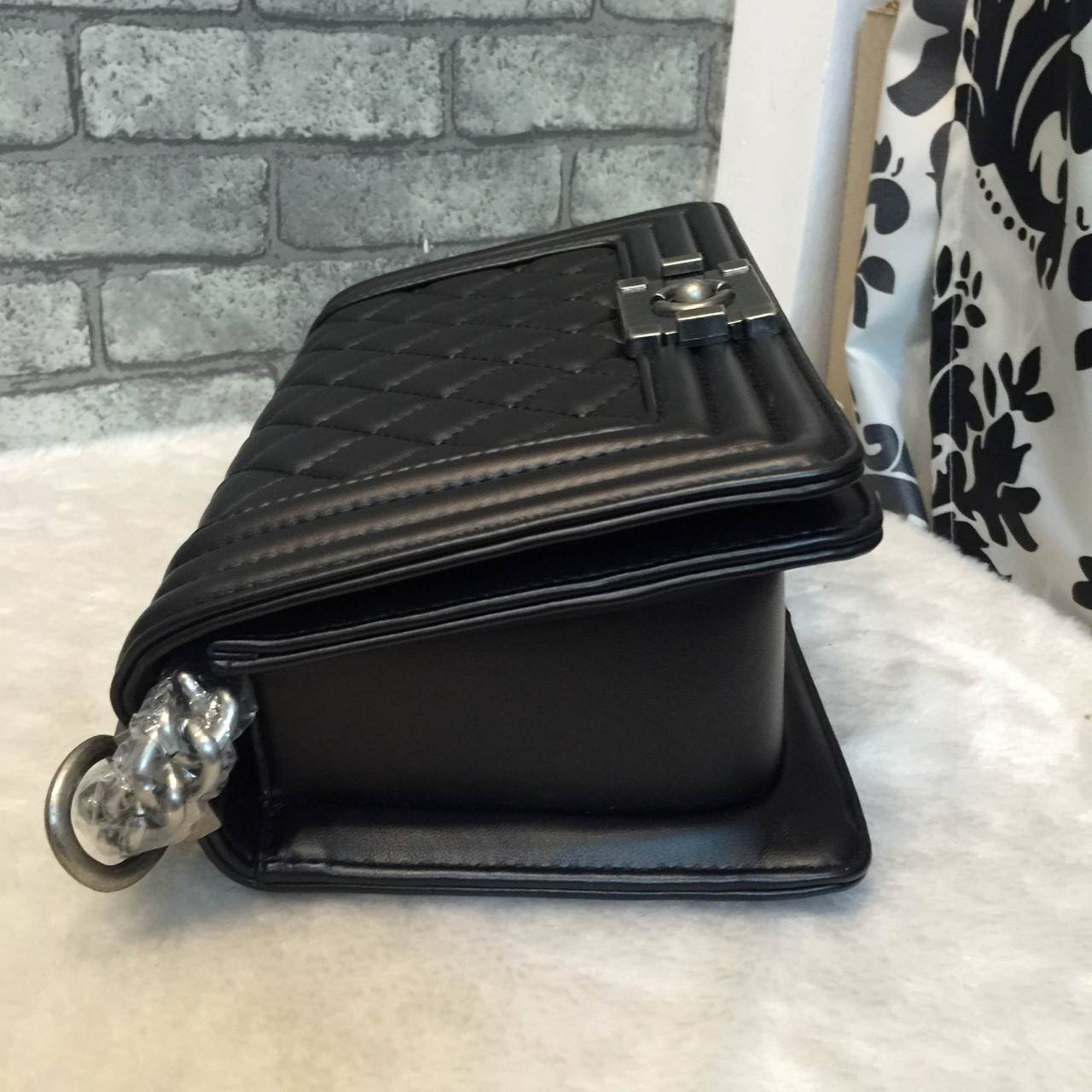 Zara Quited Boy Bag ตัวกระเป๋าอยู่ทรง ทำจากหนังแกะสังเคราะห์นิ่ม-ตึงสวย สายโซ่ มีที่รองไหล่ สะพายสบายคะ สายปรับ สั้น ยาวได้คะ ใบนี้ทรงมินิกะทัดรัด สายยาว ปรับได้ แบบสั้นและยาวได้ 2 ระดับ ไม่ต้องพูดถึงความสวยเยอะ เพราะยอดขายถล่มทลาย ไม่มีไม่ได้แล้ว !