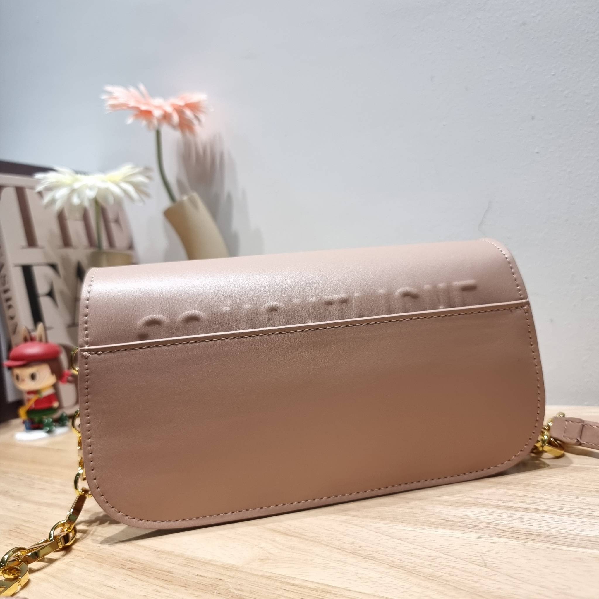 DIOR 30 MONTAIGNE AVENUE BAG สวยหรู ดีเทลแพง ต้องยกให้ไอเท็มนี้เลย กับกระเป๋าสะพายข้าง รุ่นที่ใครเห็นเป็นต้องรัก ดีไซน์เรียบง่าย แต่แฝงความผู้ดี