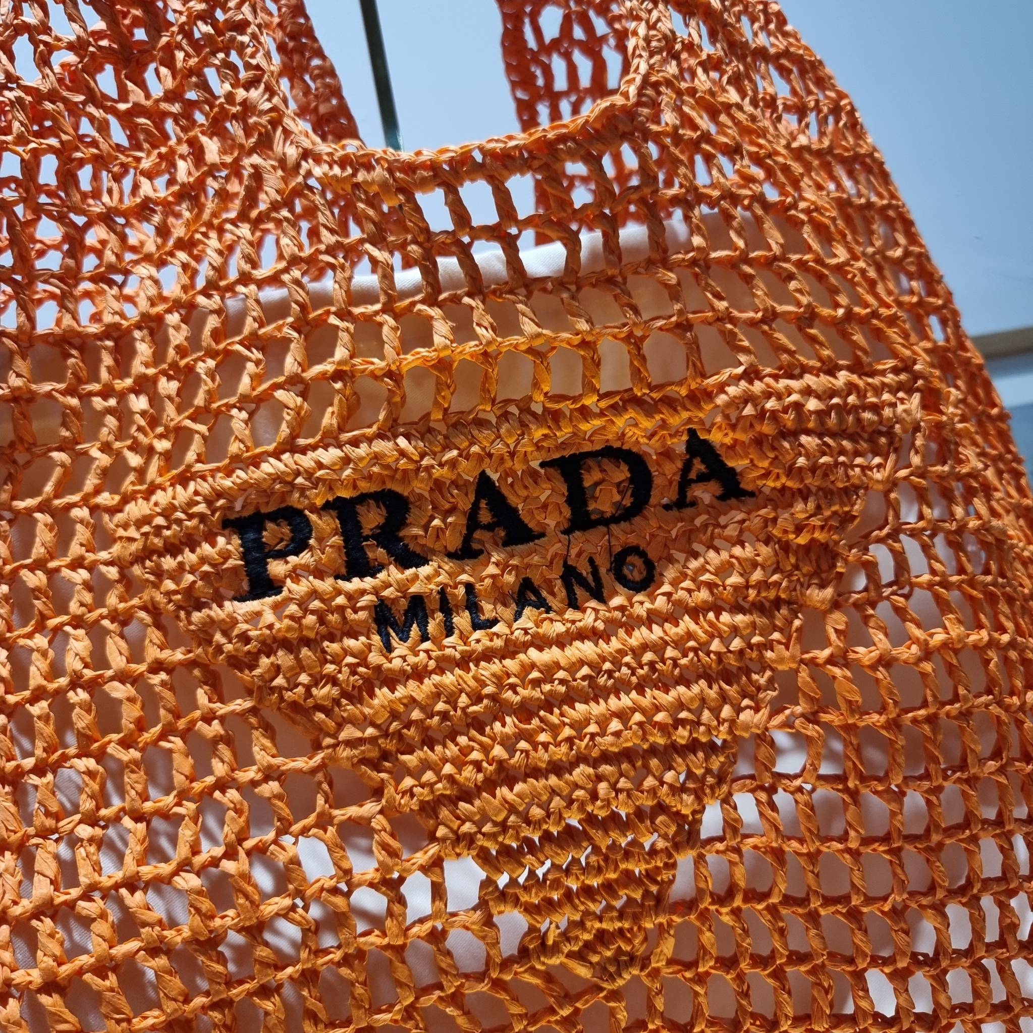 PRADA RAFFIA TOTE BAG สวยไม่ซ้ำใคร สไตล์บีช เหมาะมากกับการสะพายไปเที่ยวทะเล หรือจะใช้ในวันสบายๆก็ตอบโจทย์ กับกระเป๋าสะพายสานใบใหญ่ ตัวกระเป๋าเป็นวัสดุสังเคราห์จากธรรมชาติ สานทอเต็มใบออกมาเป็นลวดลายสวยงาม