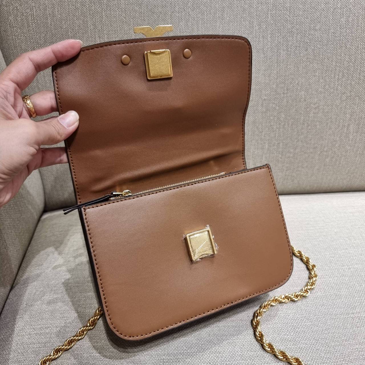 TORY BURCH ELEANOR SMALL CONVERTIBLE SHOULDER BAG ฮอตไอเท็ม รุ่นนี้ขายดีขายหมด คัมแบค!! สวยหรู คุณหนู ผู้ดี!! หายากมากที่สุด!! กระเป๋าสะพายข้าง ดีไซน์อยู่ทรง ขนาดกำลังสะดวกใช้สำหรับสาว วัสดุหนังแท้เต็มใบ สีทูโทน เปิด-ปิดด้วยแถบแม่เหล็ก ภายในแบ่งสัดส่วนได้