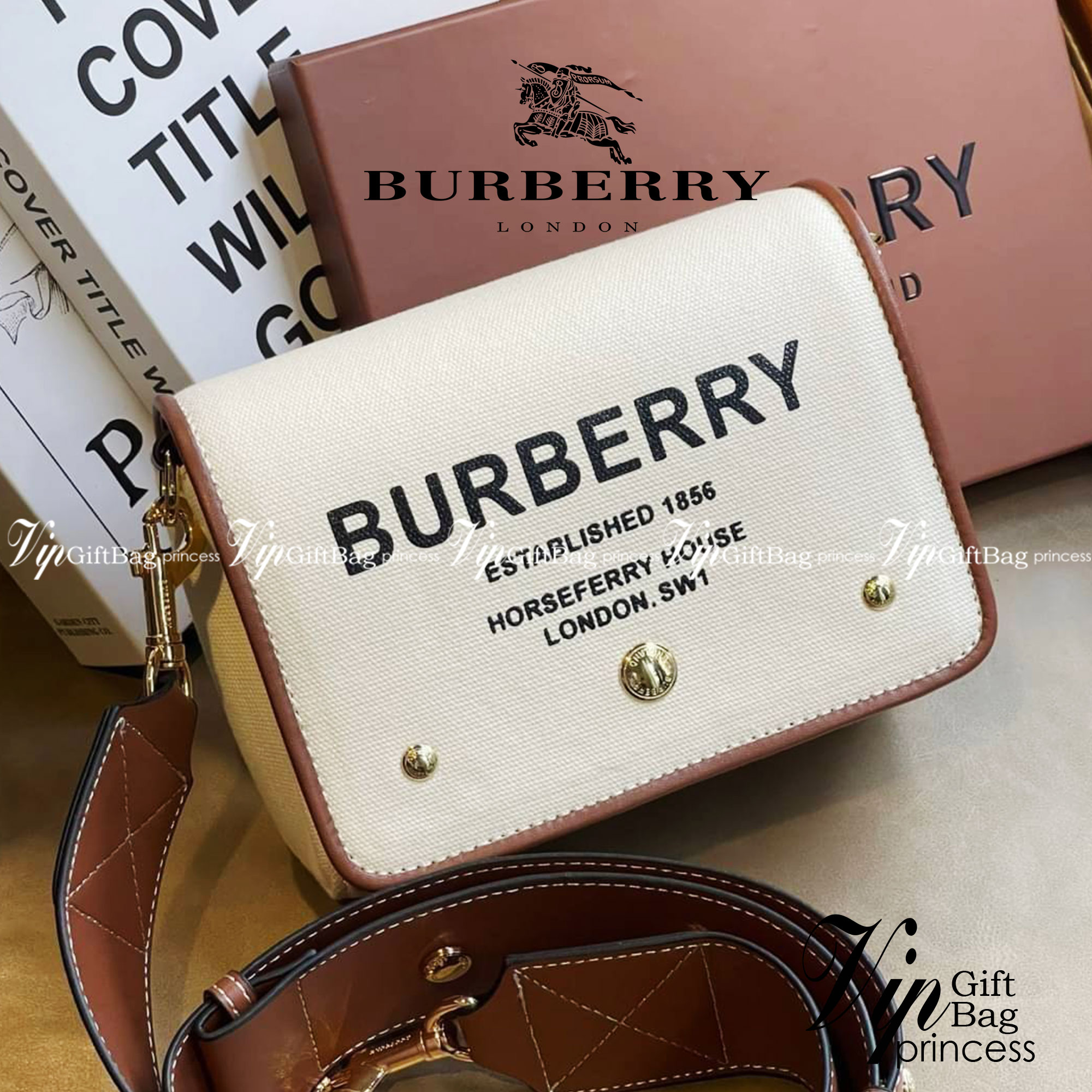 Burberry Small Horseferry Print Cotton Canvas Crossbody Bag เป็นกระเป๋าสะพายที่ดูทันสมัย สายหนังสปอร์ต ในส่วนของโลโก้มาในรูปแบบของการพิมพ์ลายไปบนกระเป๋า ทำให้ดูโมเดิร์นยิ่งขึ้น วัสดุหลักที่ใช้ในการผลิตกระเป๋ารุ่นนี้คือ ผ้าแคนวาสและหนัง โดยผ้าแคนวาสดูเหมือ