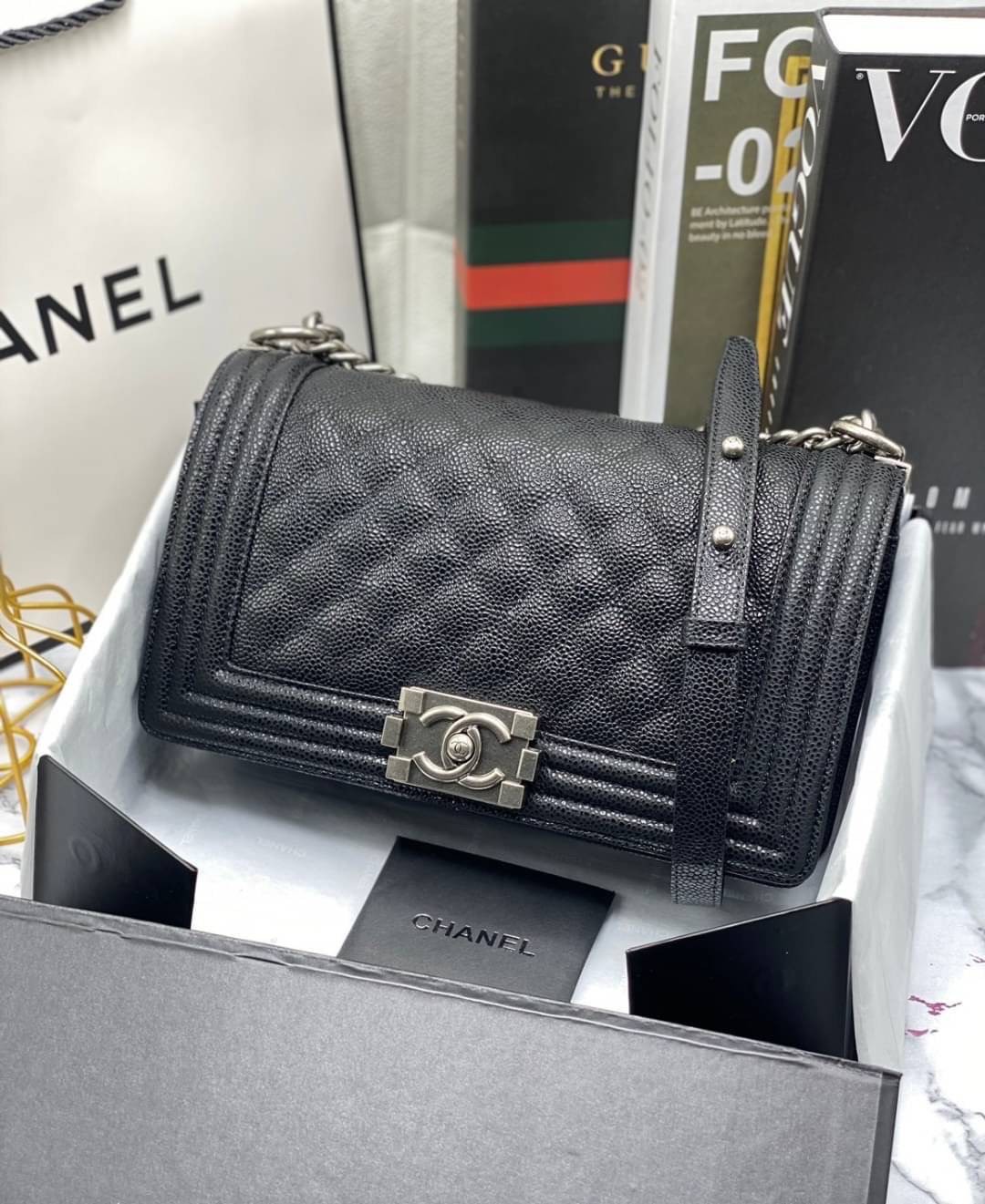 หนังแท้ CHANEL BOY 10" หนังคาเวียร์ อะไหล่เงิน/ทอง พร้อมส่งที่ไทย หนังลูกวัวแท้ อะไหล่โลหะสีรูทีเนียม สวยคลาสสิกทุกยุคสมัย เกรดออริจินอล 1:1 ภาพสินค้าถ่ายจากงานขายจริง ใช้งานต่างประเทศได้