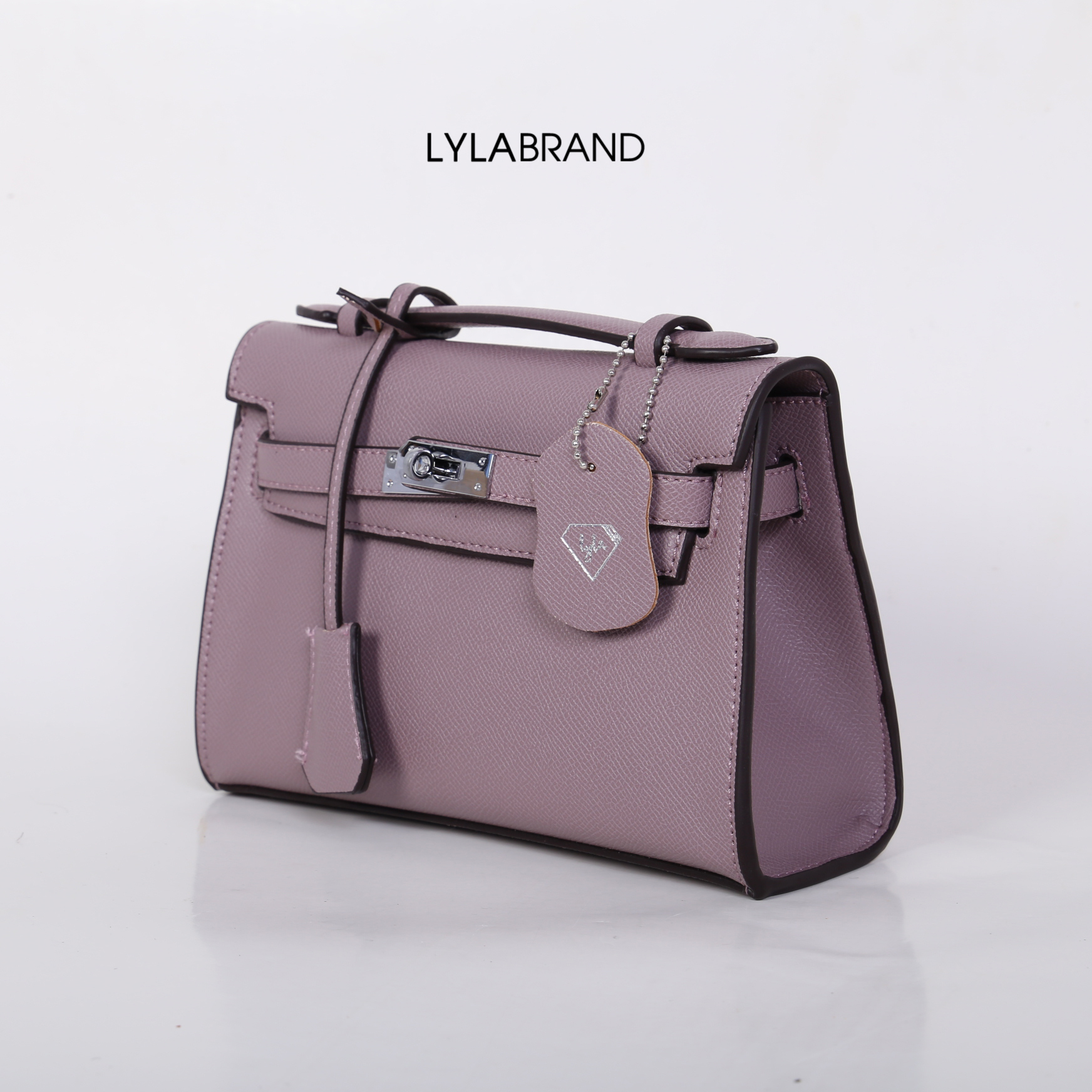 LYLABRAND🔔 KELLY MINI SIZE 22 CM / EPSOM PU TOP PREMIUM มาพร้อมสายหนังและสายโซ่คุณภาพดีสุดๆ ใบเล็กน่ารักพอดิบพอดีถือเป็นครัชออกงานได้ให้ลุคหรูสุด หรือจะใส่กับชุดทำงาน กางเกงยีนส์ ได้หมด ครบเลยค่ะ ให้ลุค ผู้ดีมากๆ ใส่ iphone plus ได้ทุกรุ่น มีสีให้