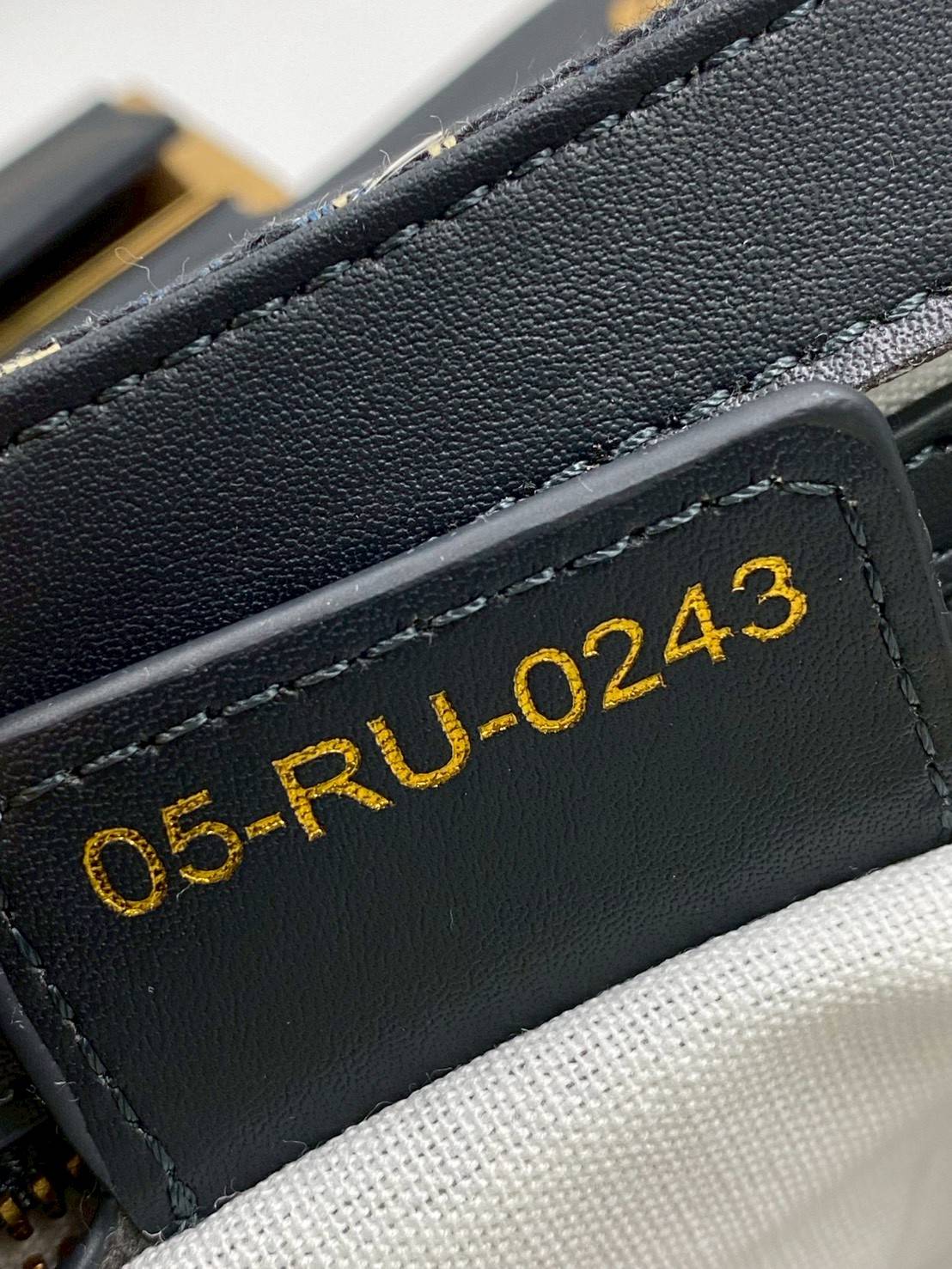 ORI หนังแท้ | DIOR Small Streetchic Bag Blue Dior Oblique Jacquard and Smooth Calfskin กระเป๋าสะพายนิยามใหม่ของดีไซน์อันเป็นเอกลักษณ์ ฝาพับแบบแม่เหล็กสีทองโบราณสลักลาย Christian Dior Paris และห่วง D-ring ทันสมัย