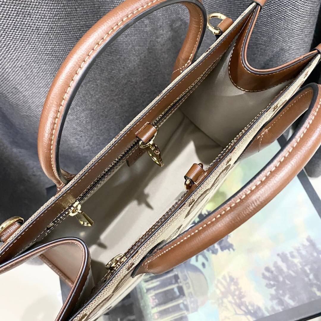 Gucci Jumbo GG tote bag / GG Shopping Bag พร้อมส่งที่ไทย ภาพสินค้าถ่ายจากงานจริง ใช้งานต่างประเทศได้ กระเป๋าไซส์ใหญ่ โดดเด่นด้วยจัมโบ้ฟอนท์ สวยเอกลักษณ์ วัสดุหนังแคนวาส ภายในโล่งกว้างมาก ใส่ของแบบแน่นๆ จุๆไปได้เลย หมดห่วง!! และยังมีสายครอสบอดี้มาให้ จะสะพ